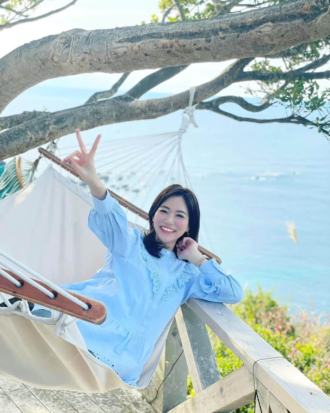 石井里奈さんのインスタグラム写真 - (石井里奈Instagram)「こんばんは💕 . 2月は和歌山県すさみ町編からスタート✨ 今夜はすさみ温泉ホテルベルヴェデーレの絶景足湯を紹介🧡🏝 . 南国の花草に囲まれたくつろぎリゾート✨外に足湯とハンモックがあって絶景を見ながら楽しめます😊🌸 . 本当綺麗な景色で癒されました💕 普段は薔薇風呂とかもやってるみたいなのでまた行きたいなぁ🌹💗 . dress... @apuweiser_official  denim... @upperhights  . 綺麗な海とトップスのブルーがぴったりでした✨ 今日もお疲れ様でした❤️ . #すさみ町 #apuweiserriche #アプワイザーリッシェ #和歌山県 #和歌山 #和歌山観光 #wakayama #wakayamagram #足湯 #すさみ温泉 #温泉 #温泉女子 #onsen #温泉旅行 #温泉好き #サウナ #サウナ好き #サウナ女子 #サウナー #sauna #紀州 #和歌山旅行 #白浜 #白浜旅行 #ハワイ #hawaii #ハワイ旅行 #ハワイ観光 #ハワイ好き #足湯カフェ」2月1日 20時11分 - ri7tin1025