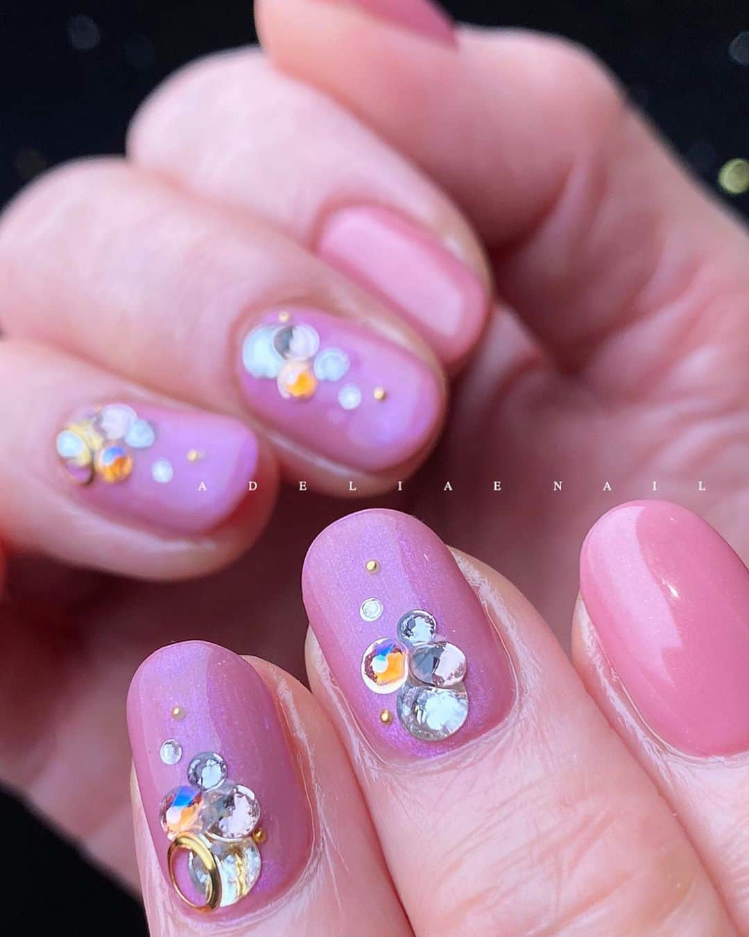 名古屋プレミアムネイルサロン アデリーネイルのインスタグラム：「パープルがかったピンクが気分💓  中指薬指にパールを アデリーオリジナルトップコートでつやんつやん✨  アデリーネイル ☎︎052-325-2533 名古屋市北区若葉通1-2レクサ若葉2階 1階無料駐車場となっております(6台有)#アデリーネイル#プレミアムネイルサロン #ネイル#ネイルサロン#名古屋#名古屋ネイルサロン#3Dネイルアート#nails#gelnails#nailart#スワロフスキークリスタル#アイラッシュサロン#サロンデザイン#桜#桜ネイル#네일#무광네일#살롱」