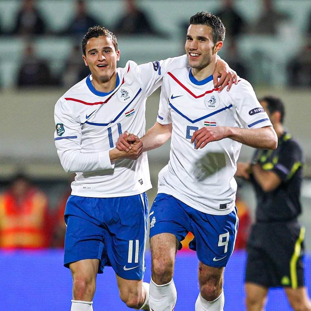 ロビン・ファン・ペルシのインスタグラム：「My Day One br⚽! We have shared countless moments, both on and off the pitch, that I’ll never forget. You’re such a great person, always hard-working, honest, respectful and.. what a player 😍🔥 You became much more than a colleague for me.. you are family ❤️! I’m wishing you all the best for your next stage in life, I’m sure you will follow your passion and find your way 👊」