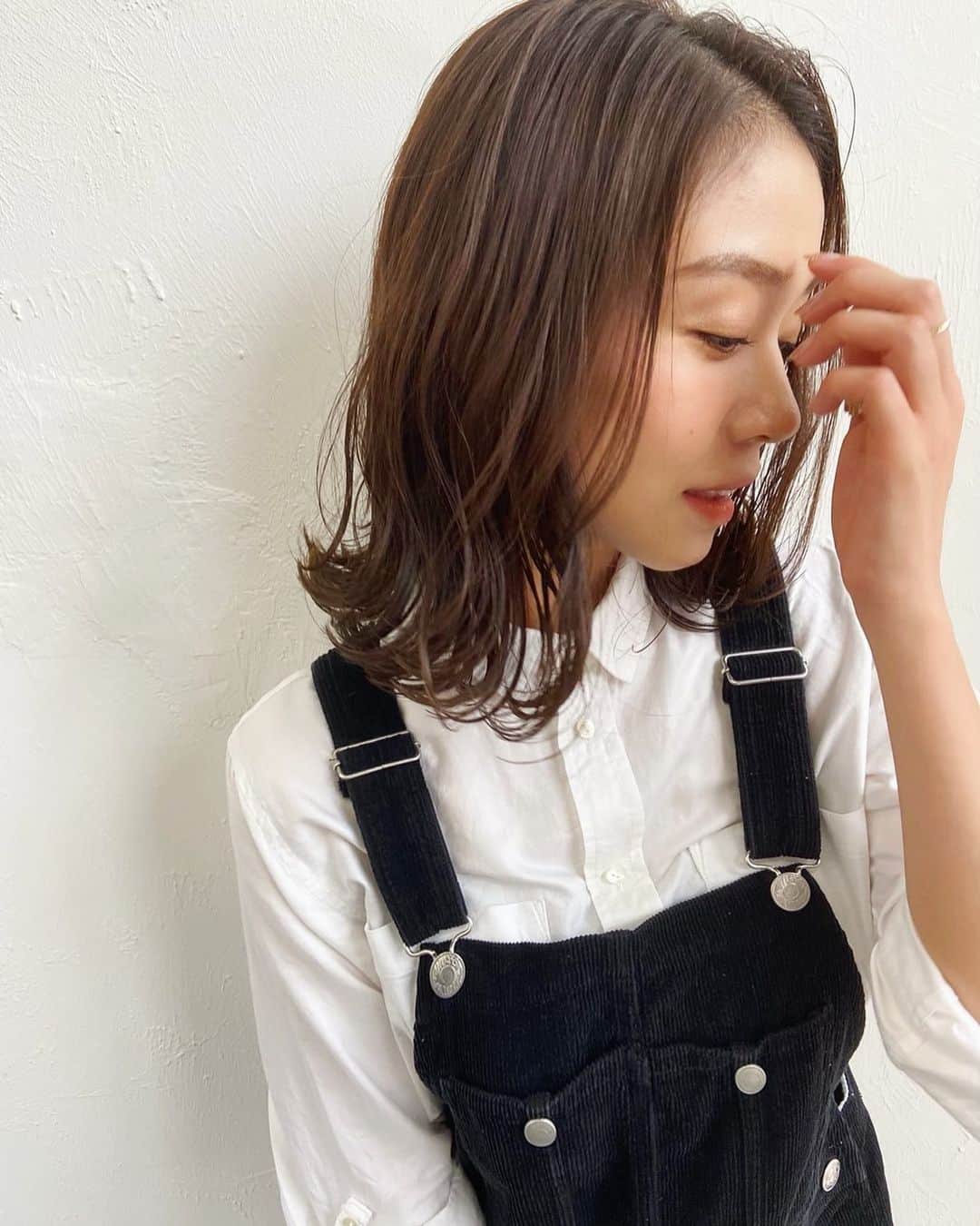 帆春のインスタグラム：「. 髪を切ろうか迷っている🤔 . #ボブ #切りっぱなしボブ #作品撮り  #hairstyle #haircolor #カラー #カット #シャツ #白シャツ #snidel #overall #milkfed #beams #beamsboy #アクセサリー . うわ、今日から2月！？👹🍫」