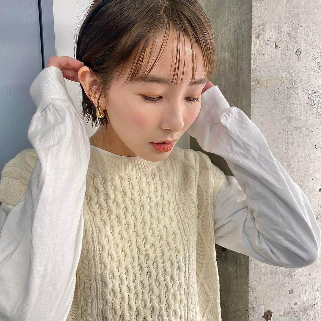 藤阪れいなさんのインスタグラム写真 - (藤阪れいなInstagram)「. . バッサリカット！ ヘアドネーションをしてきました☺️🤍  ずっとやりたいなぁと思っていたんだけど 中々職業的に髪の毛をめちゃくちゃ伸ばしたり バッサリ切ったりすることが出来ず、、😭 31㎝からしか無理だと思っていて難しいなぁ と思っていたら今回15㎝から出来る事を知り！  是非お願いしたい！と切ってきました✂️  切った髪の毛は小児ガンや先天性の脱毛症、 不慮の事故などで頭髪を失った子ども達の為に ウィッグを作り無償で提供されます😊  少しでも私の髪の毛が誰かの役に立てば良いなぁ😌  カラーやパーマをしていても大丈夫だそうです！  又、現在はコロナウイルス対策として自分で 髪の毛を送る形になります。実際に送って 見たけど、凄く簡単だし、15㎝から出来るなら 31㎝は難しいって諦めてた人でもやり易い と思いこの文章を書かせて頂きました☺️  (15㎝と31㎝では団体が違うのでもし気になる方は 普段通っている美容師さんに相談してみて下さい🤍)  25cmカット！ ここまで短くしたのは中学生ぶりなので 目が慣れず鏡を見る度にびっくりしてます😂🙋‍♀️  #ヘアドネーション」2月1日 20時20分 - reina_fujisaka