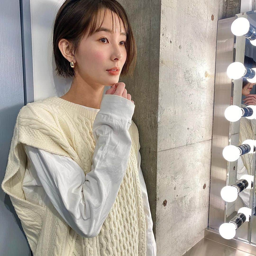 藤阪れいなさんのインスタグラム写真 - (藤阪れいなInstagram)「. . バッサリカット！ ヘアドネーションをしてきました☺️🤍  ずっとやりたいなぁと思っていたんだけど 中々職業的に髪の毛をめちゃくちゃ伸ばしたり バッサリ切ったりすることが出来ず、、😭 31㎝からしか無理だと思っていて難しいなぁ と思っていたら今回15㎝から出来る事を知り！  是非お願いしたい！と切ってきました✂️  切った髪の毛は小児ガンや先天性の脱毛症、 不慮の事故などで頭髪を失った子ども達の為に ウィッグを作り無償で提供されます😊  少しでも私の髪の毛が誰かの役に立てば良いなぁ😌  カラーやパーマをしていても大丈夫だそうです！  又、現在はコロナウイルス対策として自分で 髪の毛を送る形になります。実際に送って 見たけど、凄く簡単だし、15㎝から出来るなら 31㎝は難しいって諦めてた人でもやり易い と思いこの文章を書かせて頂きました☺️  (15㎝と31㎝では団体が違うのでもし気になる方は 普段通っている美容師さんに相談してみて下さい🤍)  25cmカット！ ここまで短くしたのは中学生ぶりなので 目が慣れず鏡を見る度にびっくりしてます😂🙋‍♀️  #ヘアドネーション」2月1日 20時20分 - reina_fujisaka