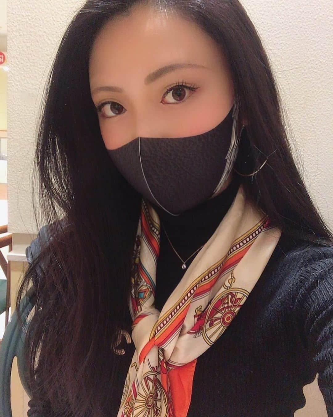 mahoさんのインスタグラム写真 - (mahoInstagram)「(*´꒳`*)🌸横にスワイプしてね👉 。 先日は#神戸　の#コストコ に🧸✨ 。 その時にしてたマスクが… 世界で愛用されるデューエクレットマスク日本上陸した #デューエクレット　@dieueclat_office  @dieueclat_jp のマスク(　≖´౪≖｀) 。 。 デザイン性はもちろん除菌やUV99パーセントカットするファッションマスク👍 。 。 メンズ、レディース、キッズ のサイズがあるしデザイン もお洒落だから毎日お洒落できちゃうね❤️ 。 。 。 公式サイト：Googleで「デューエクレットマスクまたはQoo10にて購入可能できるよ❤️ 。 早い現地配送可能だよ！ 。 。 。 。 。  #デューエクレット#dieueclat#ファッションマスク  #おしゃれマスク #洗えるマスク #マスク生活 #マスクコーデ  #ハンドメイドマスク #マスク着用 #ひんやりマスク #スポーツマスク #PR」2月1日 20時31分 - i.0ff1cia1._.m.ah.0