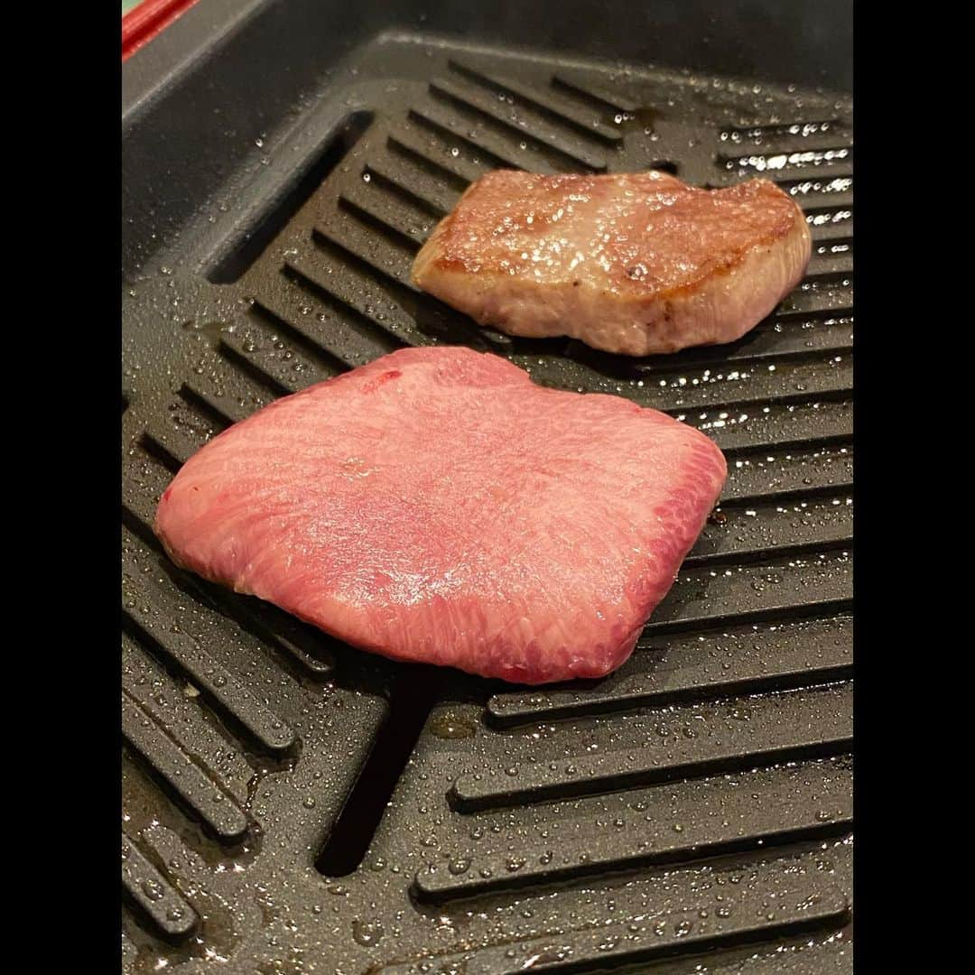 徳重健太さんのインスタグラム写真 - (徳重健太Instagram)「今夜は家焼き肉をしました‼︎  お肉は大好きな神戸の牛やたん平の牛たんです‼︎  美味しかった〜✨✨  県外へ食べに行くのが難しい状況で、地方発送は本当にありがたいですね‼︎  感謝です🙏✨  #徳重健太 #牛やたん平」2月1日 20時32分 - tokushigekenta