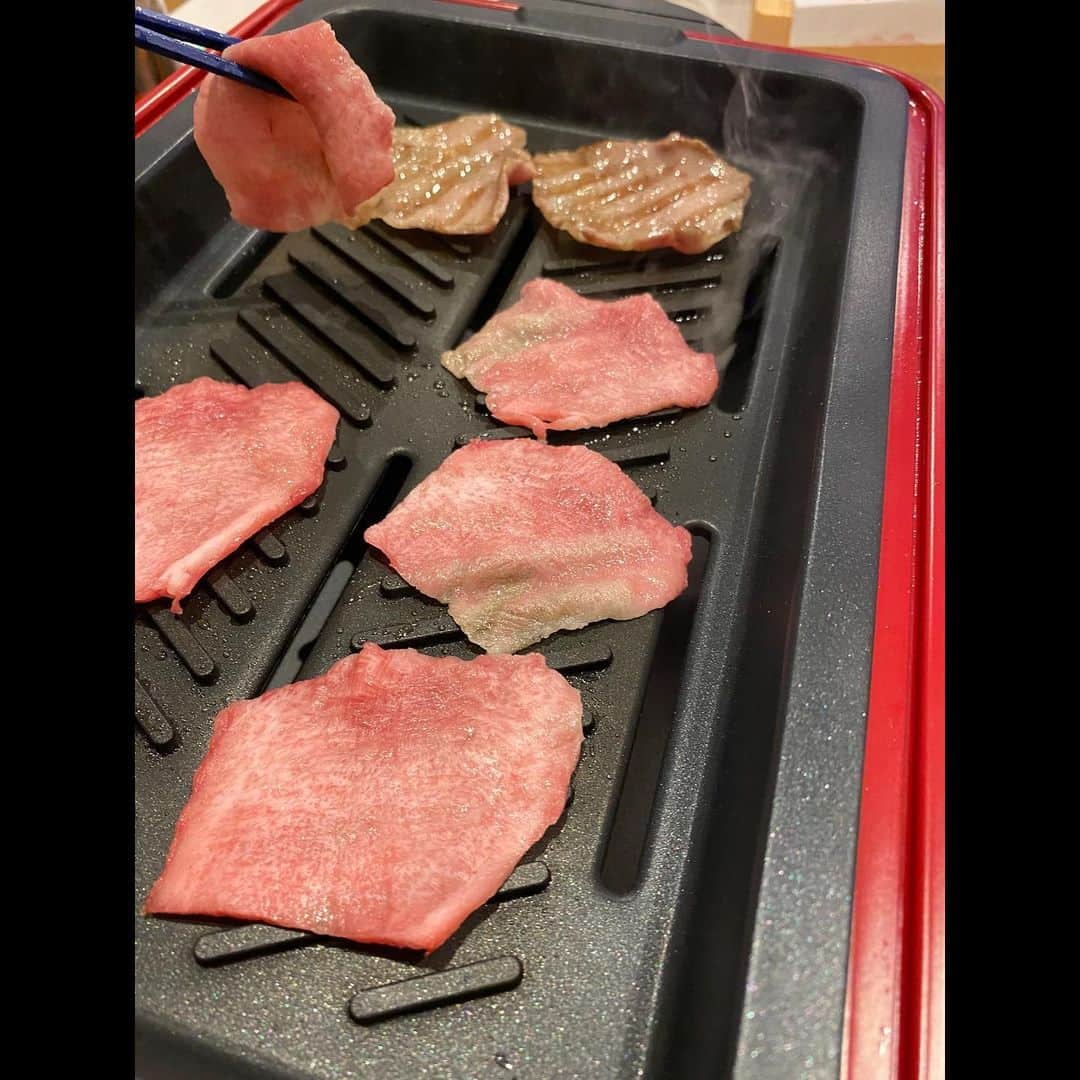 徳重健太さんのインスタグラム写真 - (徳重健太Instagram)「今夜は家焼き肉をしました‼︎  お肉は大好きな神戸の牛やたん平の牛たんです‼︎  美味しかった〜✨✨  県外へ食べに行くのが難しい状況で、地方発送は本当にありがたいですね‼︎  感謝です🙏✨  #徳重健太 #牛やたん平」2月1日 20時32分 - tokushigekenta