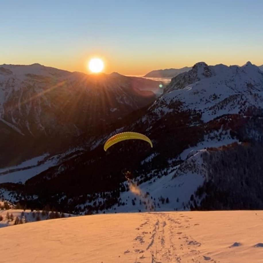 メリッサ・ル・ネーヴェさんのインスタグラム写真 - (メリッサ・ル・ネーヴェInstagram)「Last October I moved in the #hautesalpes and discovered there a different way to approach mountains. At 21yo i built in my head an image of fear associated to mountains when my really good friend Chloé graftiaux died there so young... Over the last year I discovered mountains from an other angle : some simple feeling of hapiness being up there and sharing those magic moment with friends. Moments that somehow you can only feel up there. From ice to mixed climb, from cross country skiing to paragliding ; I realized I wanted to invest more time and energy in this process and dare thinking about climbing some mountains which make me dream but intimidate me right now. In that process I got accepted in the espoir alpinist group @geao_ffcam to learn and share this amazing experience from people I trust ! @charles.nt @julienlacrampe @christian.biard.bibi @ffcam.fr  Can’t wait to share with you our adventures with @julia.cassou @pyrene.s @alexandreverges Clara, Eloïse and Nils ! • @adidasterrex @fiveten_official @arkose.climbing @team_edelrid @deuter  • #climbing #rockclimbing #iceclimbing #mountains #moutaineering #alpine #alpinisme #escalade #klettern #berg #eisklettern #skitouring #paragliding #flying #outdoors #snow」2月1日 20時32分 - melissaleneve