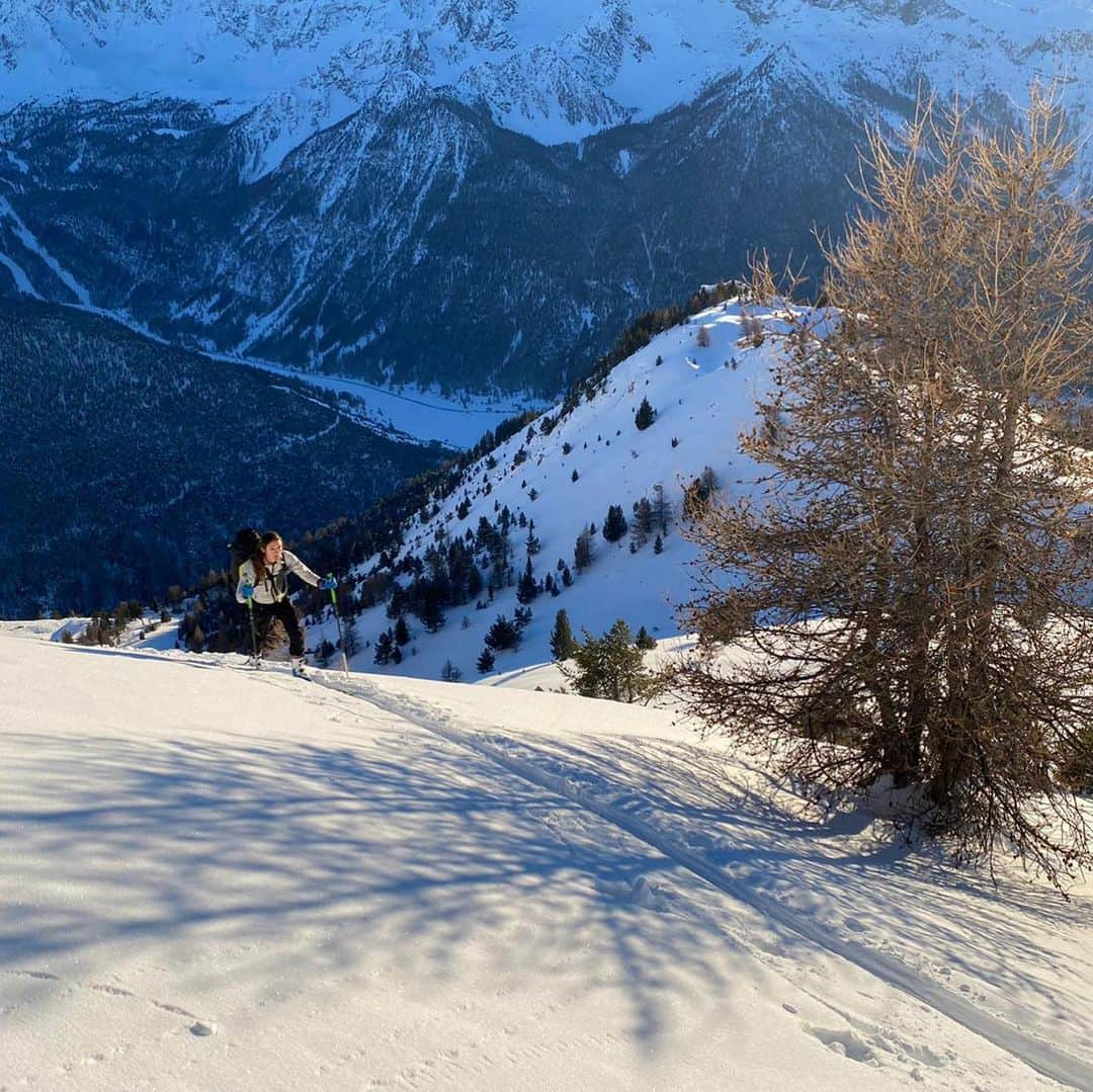 メリッサ・ル・ネーヴェさんのインスタグラム写真 - (メリッサ・ル・ネーヴェInstagram)「Last October I moved in the #hautesalpes and discovered there a different way to approach mountains. At 21yo i built in my head an image of fear associated to mountains when my really good friend Chloé graftiaux died there so young... Over the last year I discovered mountains from an other angle : some simple feeling of hapiness being up there and sharing those magic moment with friends. Moments that somehow you can only feel up there. From ice to mixed climb, from cross country skiing to paragliding ; I realized I wanted to invest more time and energy in this process and dare thinking about climbing some mountains which make me dream but intimidate me right now. In that process I got accepted in the espoir alpinist group @geao_ffcam to learn and share this amazing experience from people I trust ! @charles.nt @julienlacrampe @christian.biard.bibi @ffcam.fr  Can’t wait to share with you our adventures with @julia.cassou @pyrene.s @alexandreverges Clara, Eloïse and Nils ! • @adidasterrex @fiveten_official @arkose.climbing @team_edelrid @deuter  • #climbing #rockclimbing #iceclimbing #mountains #moutaineering #alpine #alpinisme #escalade #klettern #berg #eisklettern #skitouring #paragliding #flying #outdoors #snow」2月1日 20時32分 - melissaleneve