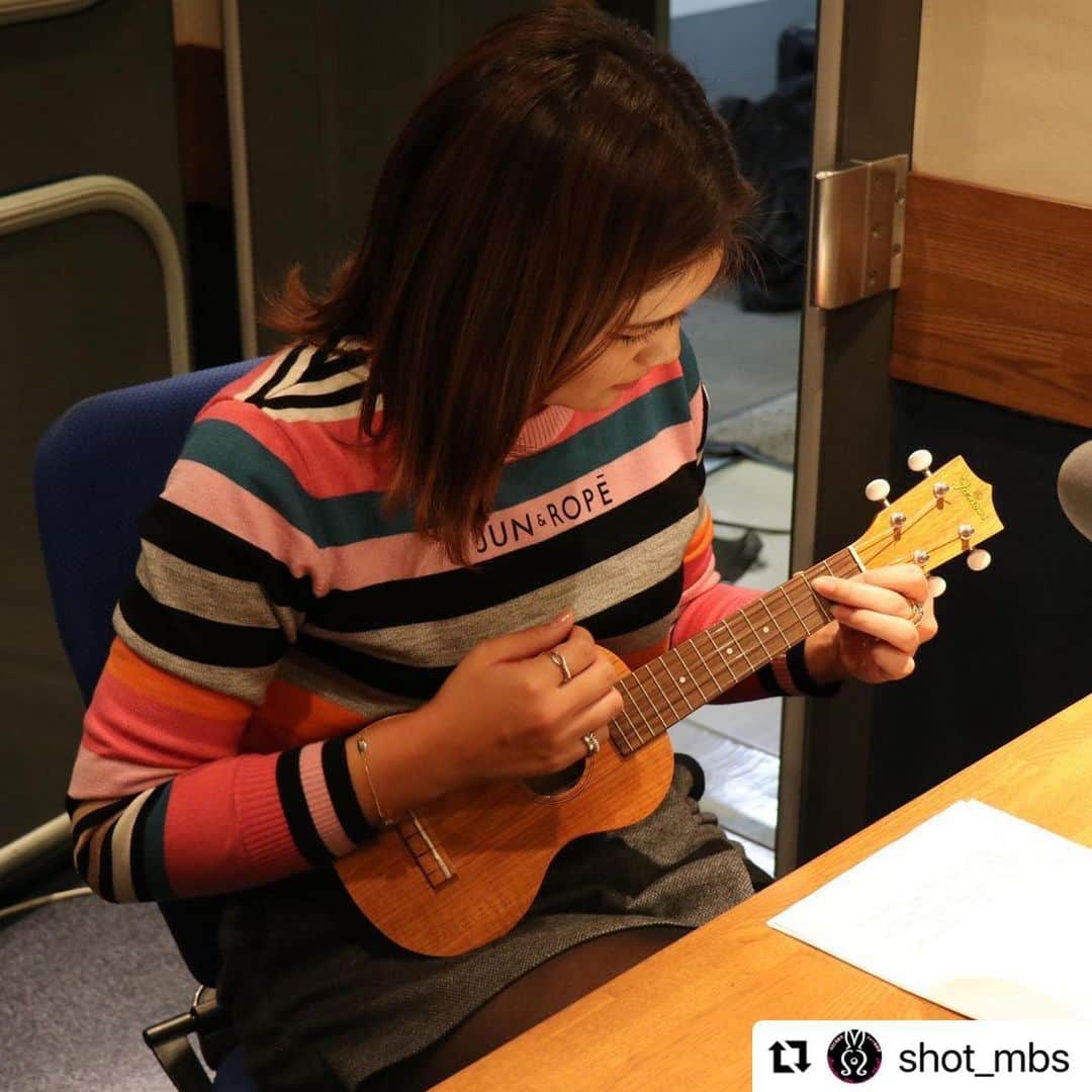 のインスタグラム：「#Repost @shot_mbs with @make_repost ・・・ 最後の放送聞いて頂けましたでしょうか☺️？ ラジコでまだ聞けるので聞き逃した方はアプリで聞いてみてくださいね📻💓 . . ⛳️ 「〜MBS茶屋町ゴルフ倶楽部〜Sunday Morning shot！」  今回も、馬野雅行アナウンサー、 倉田珠里亜さんとお届けしました〜🏌️‍♀️✨  仲の良い選手は中山三奈さんだそうです♪  本日は特技のウクレレを披露してくださいましたよ〜🌴✨  聴き逃した！という方は、 ラジコのタイムフリーでお聴きくださいね⭐️  来週もお楽しみに〜！！  #倉田珠里亜 #ちゃやごる #ゴルフ #女子ゴルフ #女子ゴルファー #mbsラジオ」