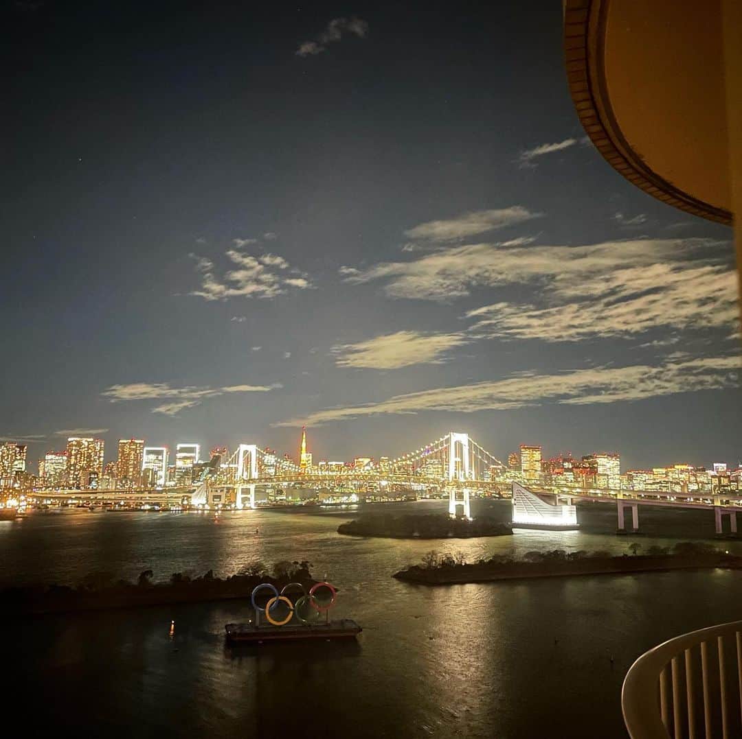 Hilton Tokyo Odaiba ヒルトン東京お台場さんのインスタグラム写真 - (Hilton Tokyo Odaiba ヒルトン東京お台場Instagram)「#ヒルトン東京お台場   本日から2月のスタートですね♪ 冷え込みが増す時期ではありますが、この時期の夜景は 空気が澄んでいて、一層きれいに見えるように思います✨🗼✨ 皆さま、暖かくしてお過ごしください☺️  #夜景 #夜空 #空 #お台場 #お台場からの景色  #レインボーブリッジ #東京タワー #ステイケーション #ワーケーション  #テレワーク #ヒルトン #台場 #東京 #ホテル #hiltonodaiba #hilton #odaiba #hotel  #staycation #tokyo #discoveringtokyo #fhotography #fhotogenic」2月1日 20時29分 - hilton_tokyo_odaiba