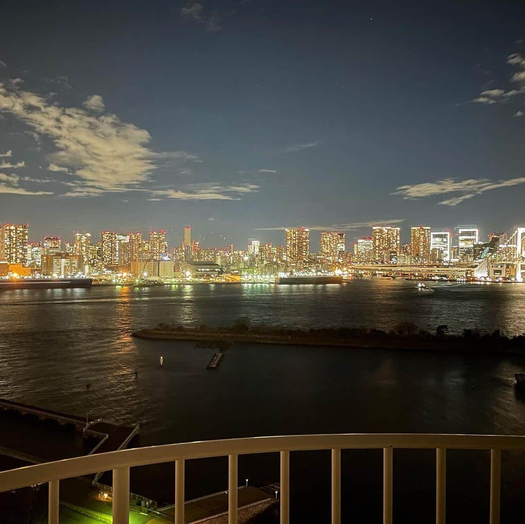 Hilton Tokyo Odaiba ヒルトン東京お台場さんのインスタグラム写真 - (Hilton Tokyo Odaiba ヒルトン東京お台場Instagram)「#ヒルトン東京お台場   本日から2月のスタートですね♪ 冷え込みが増す時期ではありますが、この時期の夜景は 空気が澄んでいて、一層きれいに見えるように思います✨🗼✨ 皆さま、暖かくしてお過ごしください☺️  #夜景 #夜空 #空 #お台場 #お台場からの景色  #レインボーブリッジ #東京タワー #ステイケーション #ワーケーション  #テレワーク #ヒルトン #台場 #東京 #ホテル #hiltonodaiba #hilton #odaiba #hotel  #staycation #tokyo #discoveringtokyo #fhotography #fhotogenic」2月1日 20時29分 - hilton_tokyo_odaiba