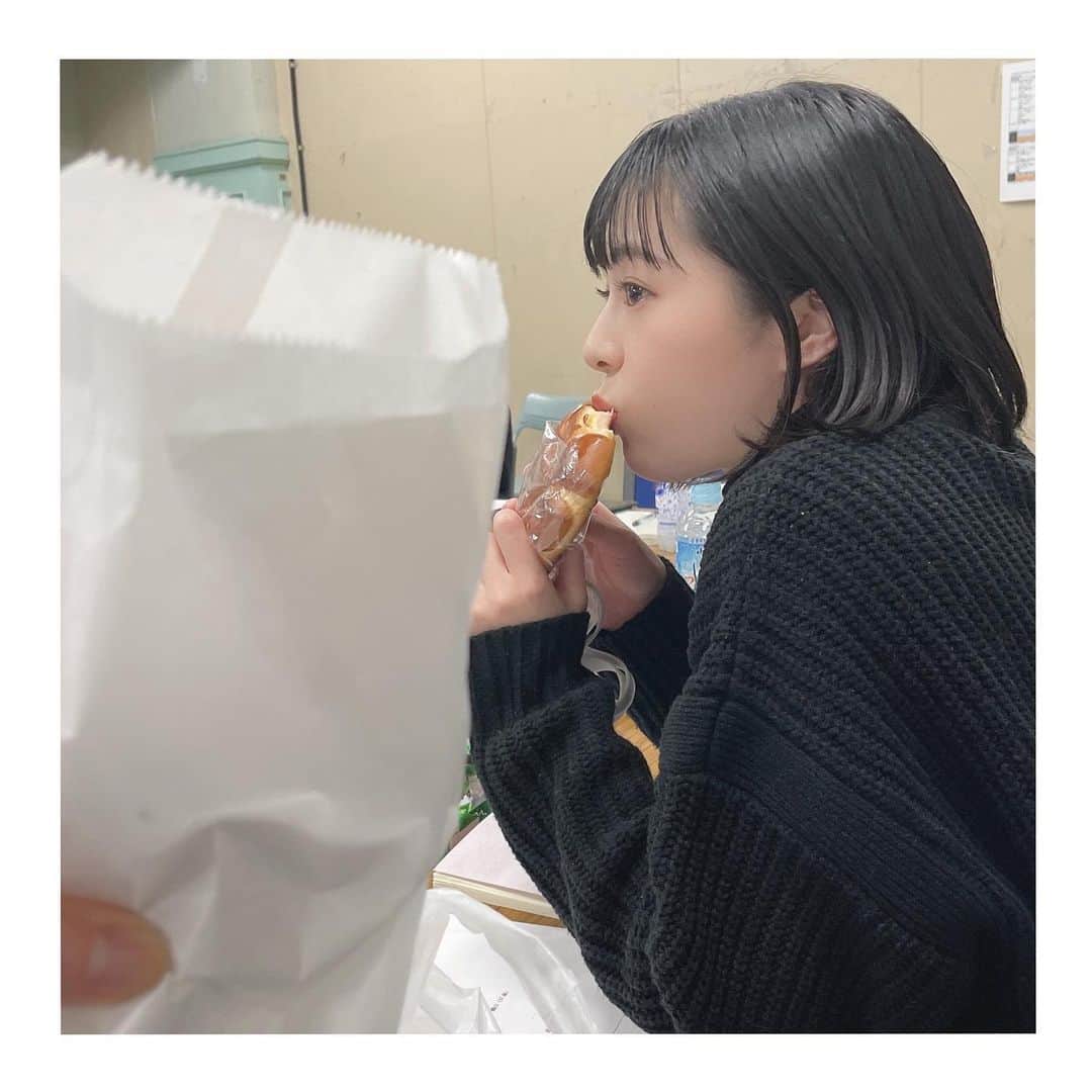 竹内夢さんのインスタグラム写真 - (竹内夢Instagram)「休憩時間、差し入れのパンをむしゃむしゃしてるのを姉に隠し撮りされてました🤫   今日は姉助との、「現場同じ記念日」です！ 違和感沢山だったぁぁ😂😂   #キスより素敵な手を繋ごう  #舞台」2月1日 20時30分 - yume_takeuchi_ta