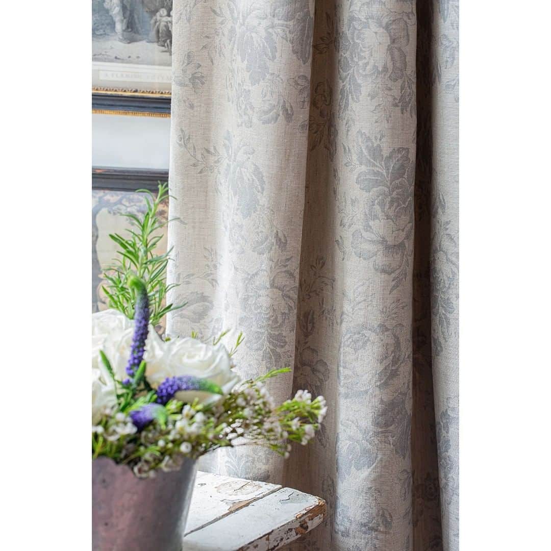 キャベジズ&ローゼズさんのインスタグラム写真 - (キャベジズ&ローゼズInstagram)「February Blues. Our classic Mary print is perfect to pair with Pairs Rose wallpaper & Paris Rose soft furnishings. All fabric is printed to order. Swatches available online. #printedinengland #cabbagesandrosesfabric #cabbagesandroses #pigmentprinted #fadedflorals #moodyblues #livinglifebeautifully #shoplocal #vintage #vintageflorals」2月1日 20時33分 - cabbages_and_roses