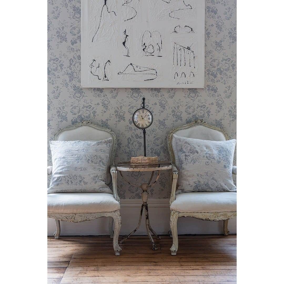キャベジズ&ローゼズさんのインスタグラム写真 - (キャベジズ&ローゼズInstagram)「February Blues. Our classic Mary print is perfect to pair with Pairs Rose wallpaper & Paris Rose soft furnishings. All fabric is printed to order. Swatches available online. #printedinengland #cabbagesandrosesfabric #cabbagesandroses #pigmentprinted #fadedflorals #moodyblues #livinglifebeautifully #shoplocal #vintage #vintageflorals」2月1日 20時33分 - cabbages_and_roses
