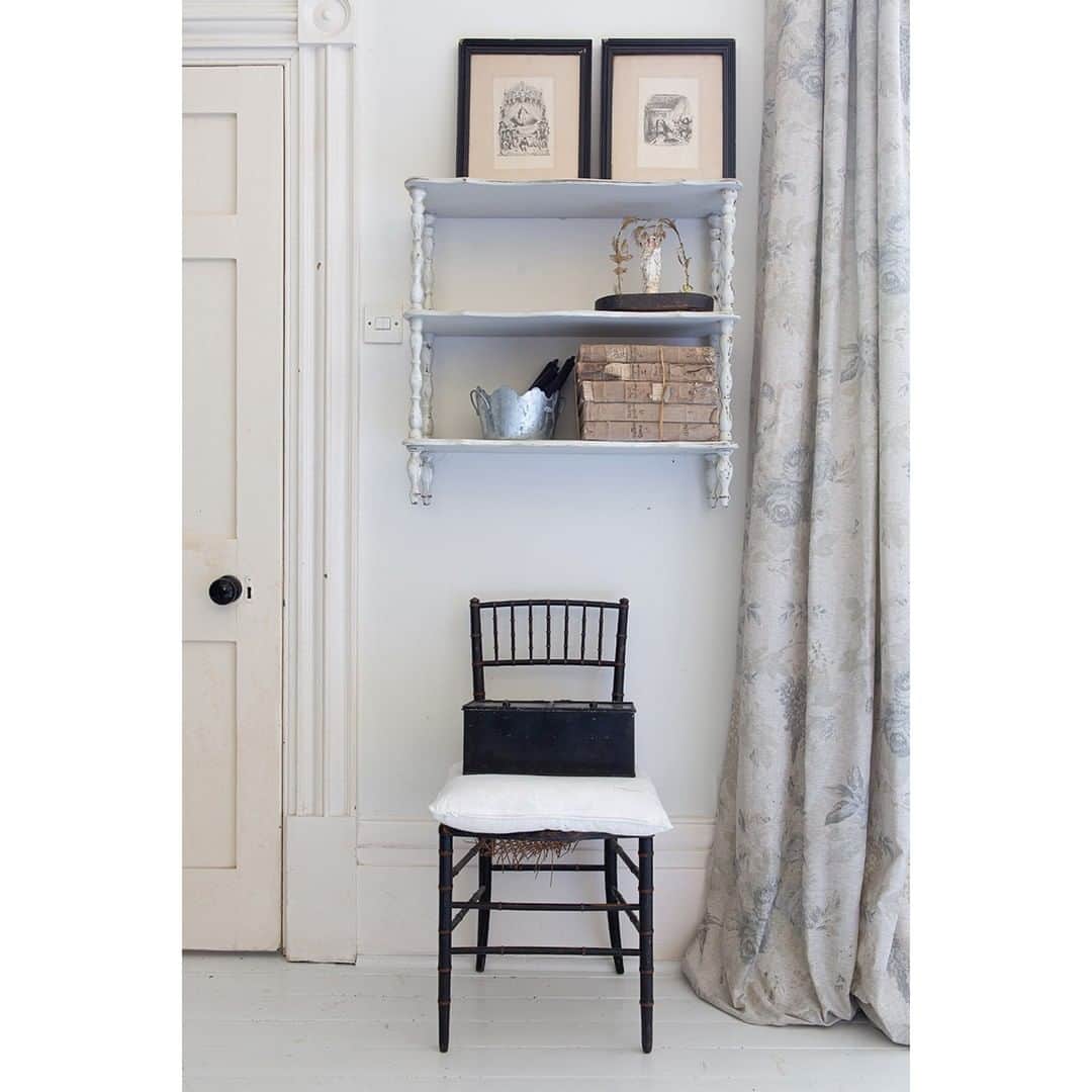 キャベジズ&ローゼズさんのインスタグラム写真 - (キャベジズ&ローゼズInstagram)「February Blues. Our classic Mary print is perfect to pair with Pairs Rose wallpaper & Paris Rose soft furnishings. All fabric is printed to order. Swatches available online. #printedinengland #cabbagesandrosesfabric #cabbagesandroses #pigmentprinted #fadedflorals #moodyblues #livinglifebeautifully #shoplocal #vintage #vintageflorals」2月1日 20時33分 - cabbages_and_roses