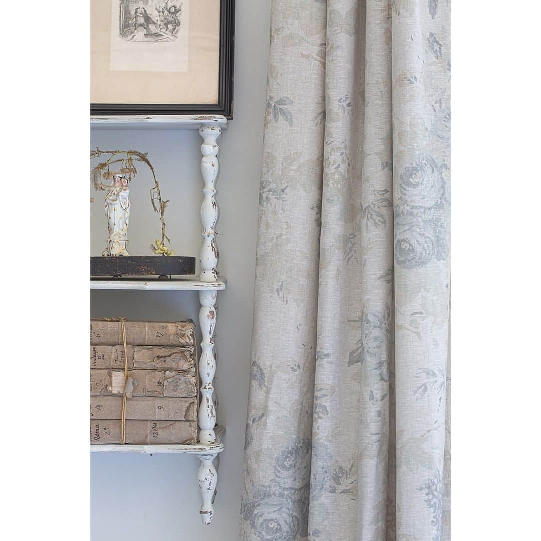 キャベジズ&ローゼズのインスタグラム：「February Blues. Our classic Mary print is perfect to pair with Pairs Rose wallpaper & Paris Rose soft furnishings. All fabric is printed to order. Swatches available online. #printedinengland #cabbagesandrosesfabric #cabbagesandroses #pigmentprinted #fadedflorals #moodyblues #livinglifebeautifully #shoplocal #vintage #vintageflorals」