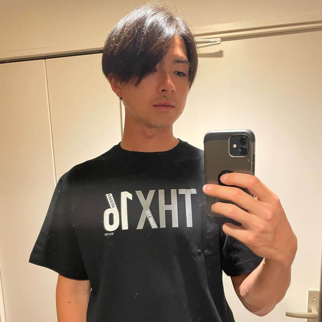 上沢直之のインスタグラム：「キャンプ初日無事に終えました⚾️ 天気にも恵まれていい練習することができました！ 明日もがんばります💪  写真は頼んでいた有原さんのTシャツが届いたので撮りました📸 普通にオシャレで、練習で着ようと思ってましたけど私服でもいけそうでどっちで着るか迷ってます。 似合ってますかね？笑  あとキャンプ前に石井に頼んで石井米を買いました🍚 娘も喜んでました笑 みなさんも美味しいお米食べたくなったらオススメです！  キャンプの写真全く撮ってなかったので明日から撮れたら撮りますね笑  #上沢直之 #キャンプイン #有原航平 #着心地○ #デザイン○ #石井一成 #ピン #石井米」