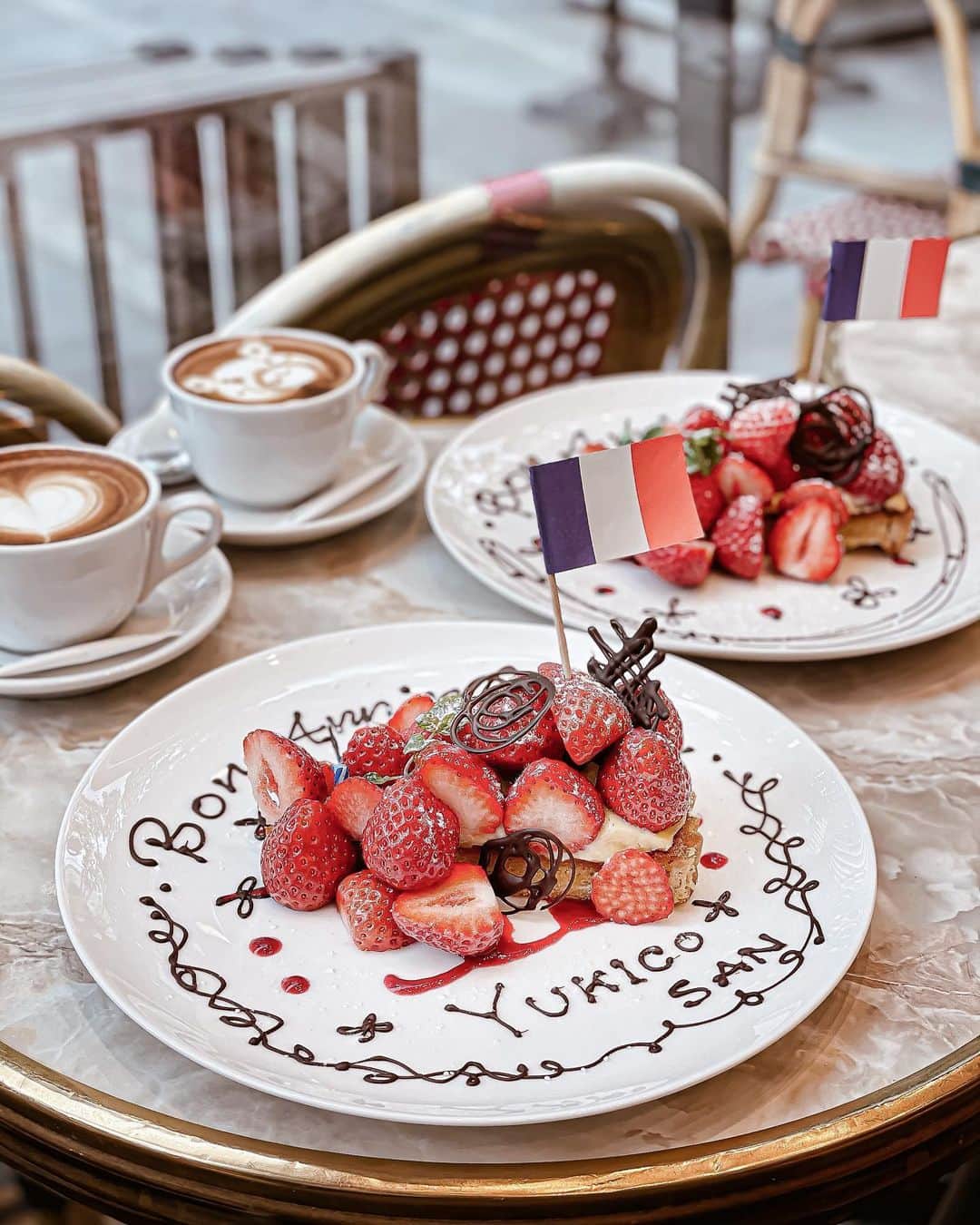 のインスタグラム：「🕯 . 山盛りバージョン誕生日プレート🍓 素敵なデコレーションにも スタッフのみなさんにも感謝🥲 . . . . . . . . .  オーバカナル梅田﻿ (@auxbacchanales_official )﻿ 大阪府大阪市北区大深町4-20﻿ グランフロント大阪 1F﻿  ————————————————————— 私の写真の編集については フォトレッスンでレクチャーをしています 見てくださる方にプラスになる投稿をしていきます 是非いいね♡フォロー♡ よろしくお願いいたします𓅟 —————————————————————  #sweets#osaka#auxbacchanales#タルト#あまおう#いちごのタルト#フルーツ#デザート#スイーツ#苺#いちご#いちごマニア#いちごスイーツ#大阪ランチ#大阪カフェ#大阪スイーツ#大阪グルメ#梅田ランチ#梅田モーニング#梅田グルメ#梅田カフェ#梅田スイーツ#美味しい#インフルエンサー#大阪ケーキ#パン好き#オーバカナル梅田#グランフロント大阪#グランフロント#誕生日プレート」