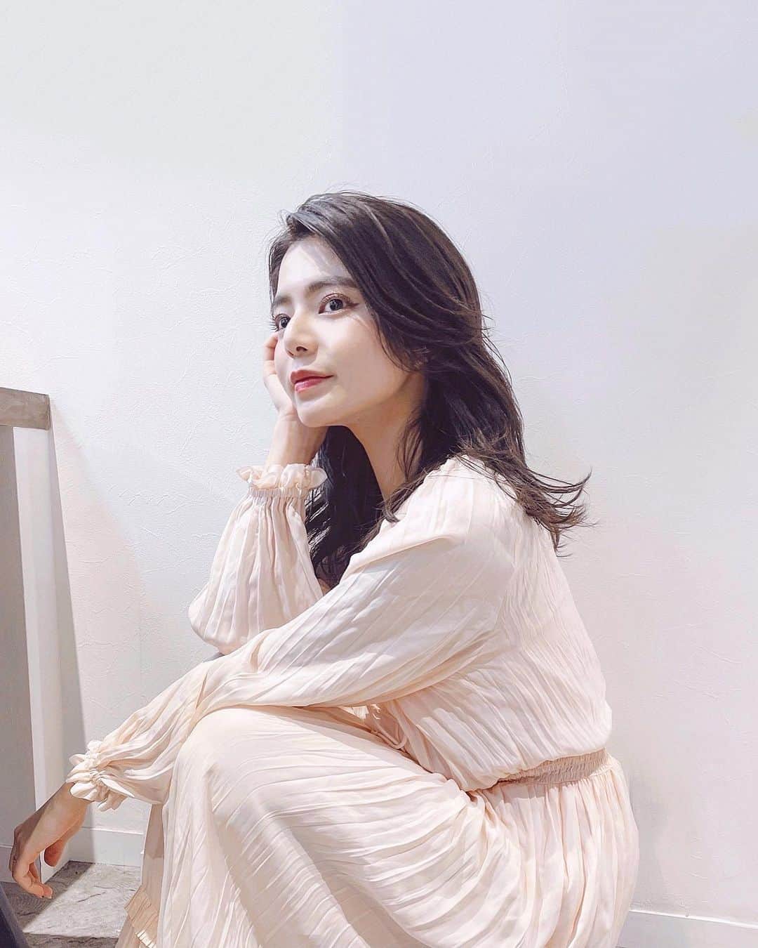 のインスタグラム：「今日は寒かったなぁぁ☃️  撮影は1月からどんどん春モードに🌸  シャツワンピとか長袖1枚で 過ごせる季節が好き〜！ 早くあったかくなってほしい☀︎  そういえば、今流行りの #clubhouse わたしも数日前から始めてみたので フォロワー様でやってる方いたら見つけてね🔍 インスタと同じアカウント名です🤗  #撮影#オフショット#アッシュカラー#イルミナカラー#セミディ」