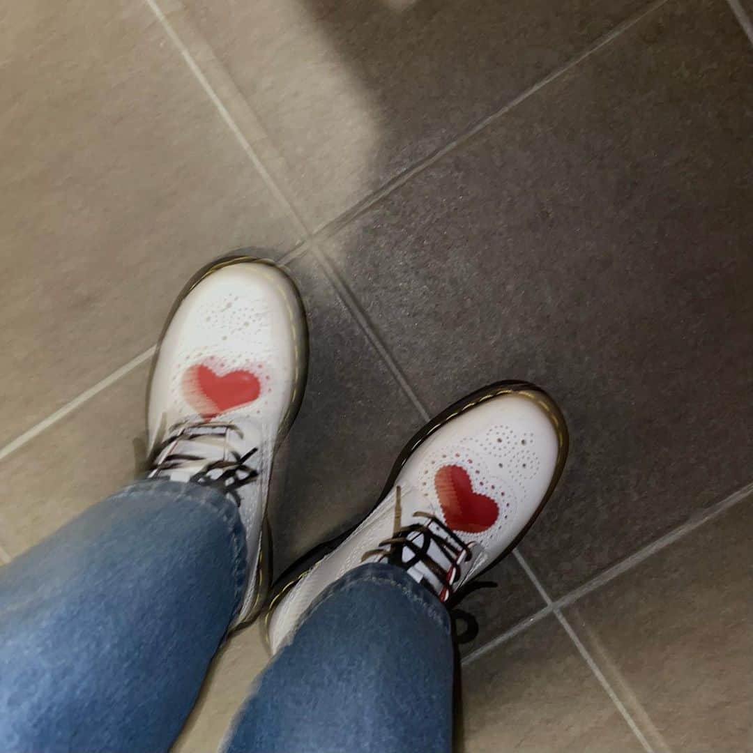のインスタグラム：「〻 February✌️. . Dr.Martensのいつかのバレンタインデザイン 全然履いてないからまだカチカチで 痛いから結局全然履かない、のループ🧦🤧. . 155cm以下の女性に向けたファッションブランド @cohina.official のデニムを頂いて履いてみたんですが 人生で初めて丈がぴったりでした！！！！ #低身長コーデ で私の投稿を見て下さってる方 他にも色々お洋服あるから見てみて🤳. . . #code #ootd #fashion #147cm #147cmコーデ #低身長コーデ #携帯式コーデ #drmartens #ドクターマーチン #valentine #cohina #プレゼント #デニムコーデ #honeymihoney #ferragamo」