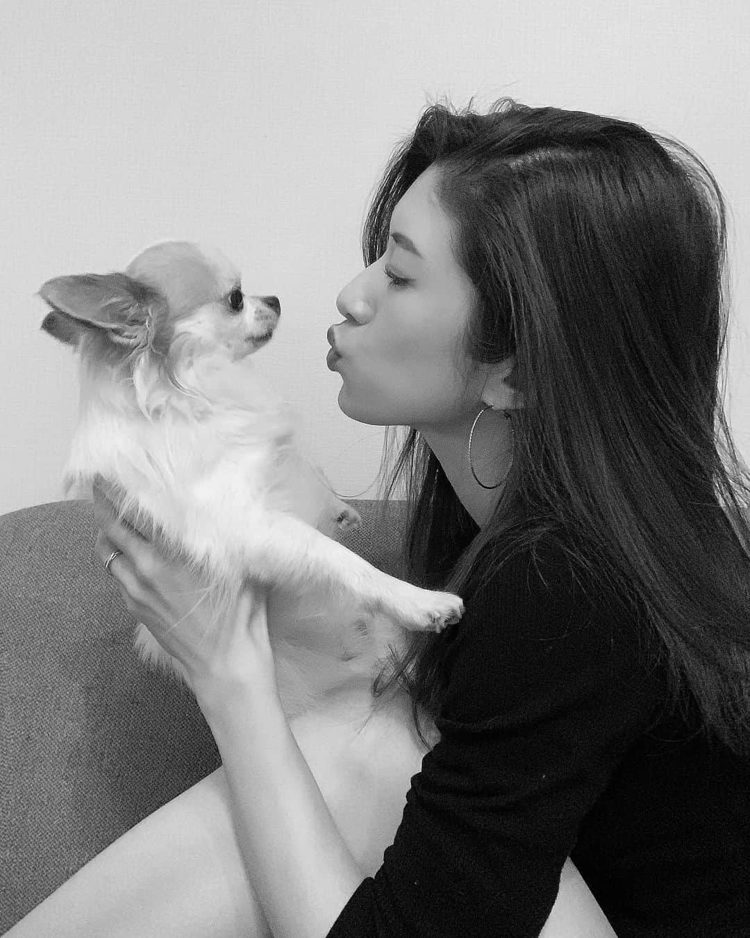 柳めぐみのインスタグラム：「. . 🐶❤️👩🏻‍🦰 . #愛犬 #宝物 #癒し #今年7歳 #人間で言うと45歳ぐらい #長生きしてほしい #毎日ありがとう #わんことの暮らし #愛犬ライフ #mydog #mybaby #mybabyboy」