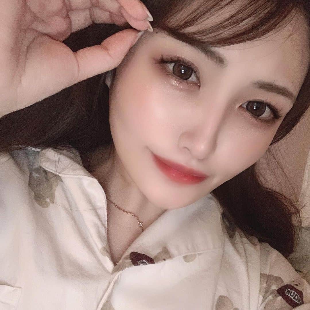 餃子のりさちゃんのインスタグラム：「カラコンはラニコンのholicatかpearl grayです🦥♥️  #カラコン」
