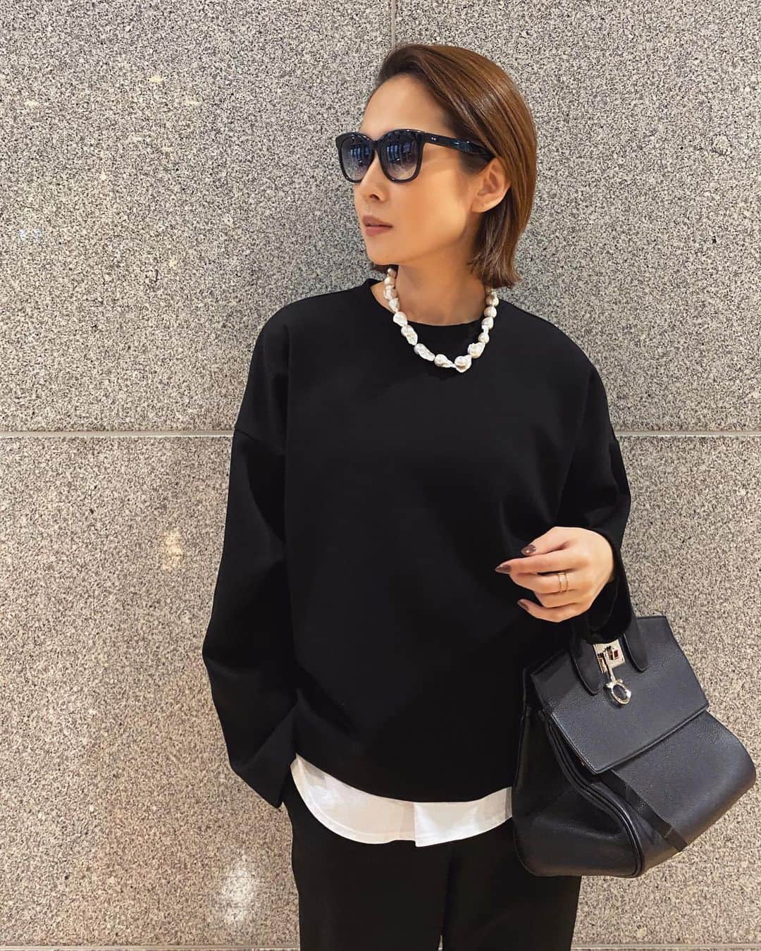 のインスタグラム：「#outfit  Necklace... @stellarhollywood Tops... @elendeek Bag... @ferragamo  @stellarhollywood で一目惚れしたネックレス。  天然物のバロックパールは全てが違うかたち。  存在感があってシンプルな服装のポイントになってくれます✨  #stellahollywood#ステラハリウッド#ステハリ#バロックパール」