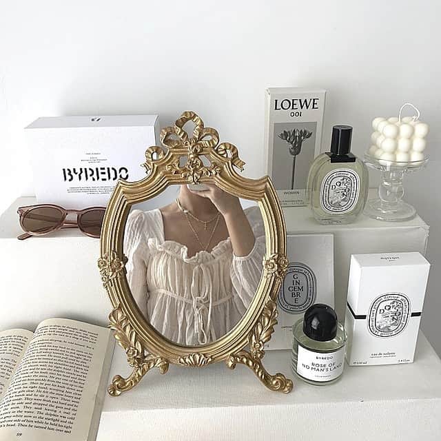 BASE（ベイス）のインスタグラム：「ヨーロピアン調の スタンド・ウォール ／ simple life（@simple.life_official）  👑 おしゃれなコスメや雑貨を集めた お部屋の「お気に入りコーナー」の 一角に置きたい、フレームがきれいなミラー 👑  韓国雑貨から北欧インテリアまで。 幅広く取り扱っている＜simple life＞。  ヨーロピアン調で上品なフレームが特徴の鏡は 撮影小物としても映える一品。  エレガントな雰囲気で、置くだけで雰囲気が出るので おうちをちょっと模様替えしたい方に◎👸👠  #baseec #一人暮らし #韓国インテリア #ミラー #おうち時間 #メイクマイルーム」