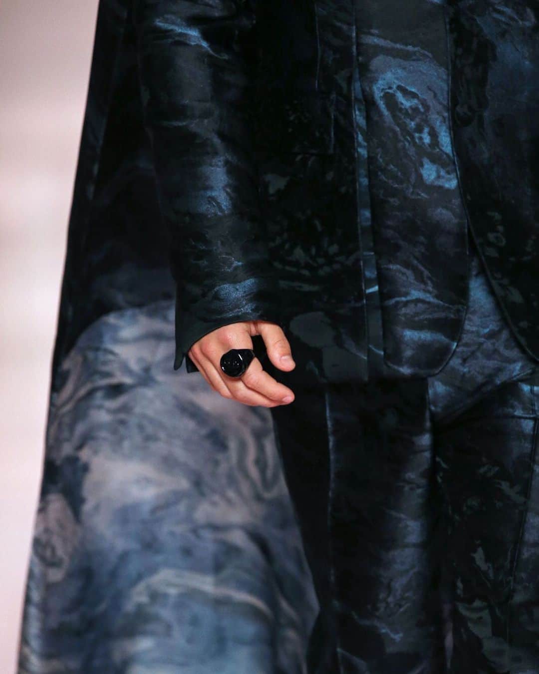 のインスタグラム：「Structured cuts and signature textures. The essential opulence of this #FendiCouture Spring Summer 2021 navy blue silk jacquard and taffeta suit shines through in its dimensional marble print and cascading cape.  Artistic Director of Couture and Womenswear Collections: @MrKimJones Artistic Director of Accessories and Menswear Collections: @SilviaVenturiniFendi Jewellery Creative Director: @delfinadelettrez」