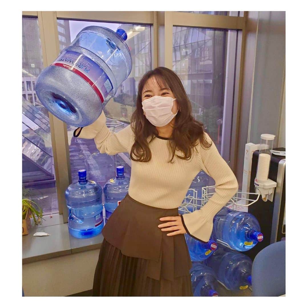 小林由未子さんのインスタグラム写真 - (小林由未子Instagram)「. 水のタンクなんてへっちゃらだぜ  #はい、カラですけど  #あゆさんが付き合ってくださって #動画撮ってくれました😙  @nst_tbs  #山内あゆアナ」2月1日 20時39分 - _yumikobayashi_