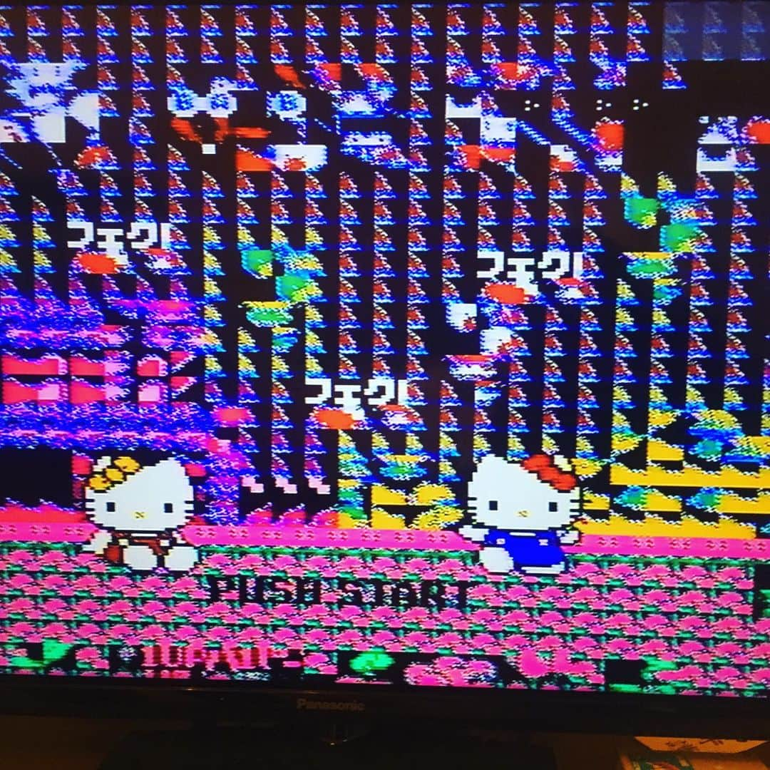 Julie Wataiのインスタグラム：「2歳娘が作ったはじめてのグリッチ。 . . #glitch #2yearsold #retrogaming #nes #hellokitty」