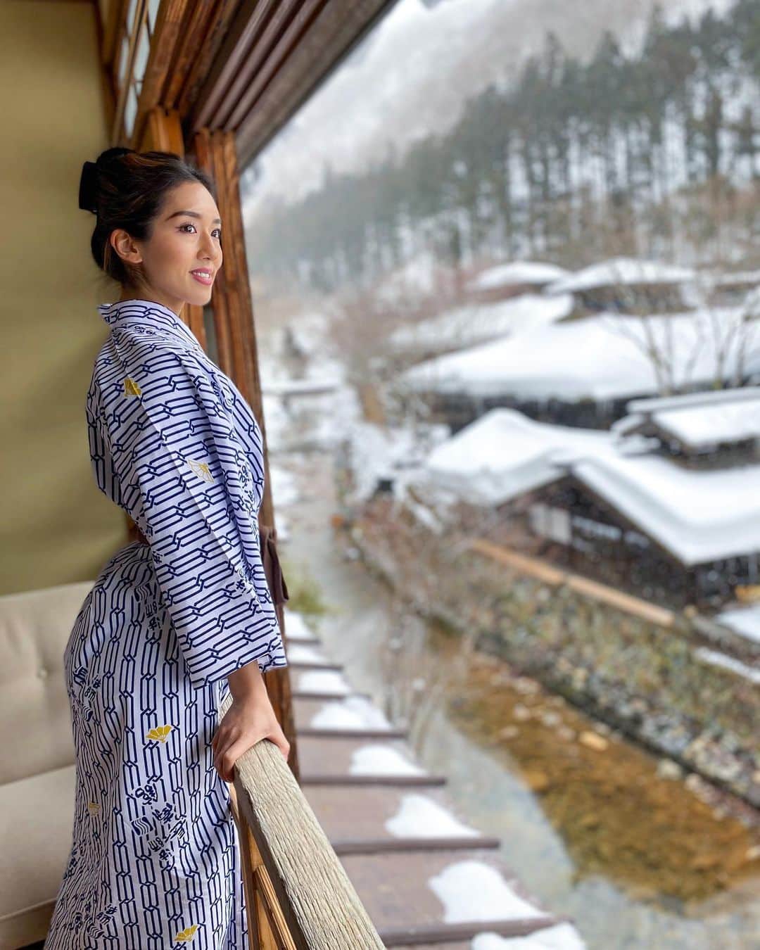 のインスタグラム：「日本の美しさに触れた1日でした♨️🇯🇵 母と2人で、ただ温泉に浸かって美味しいご飯を食べて、それだけで幸せと思える時間でした❤️ ママお誕生日おめでとう✨(あと1年で還暦ってことは秘密にしとくね🤫) ママを幸せにすることが今年の私の目標でもありますので末っ子がんばります🙂 #japan#beautifulview#beautifulplaces#staycation#japanese#japanesegirl#japon」