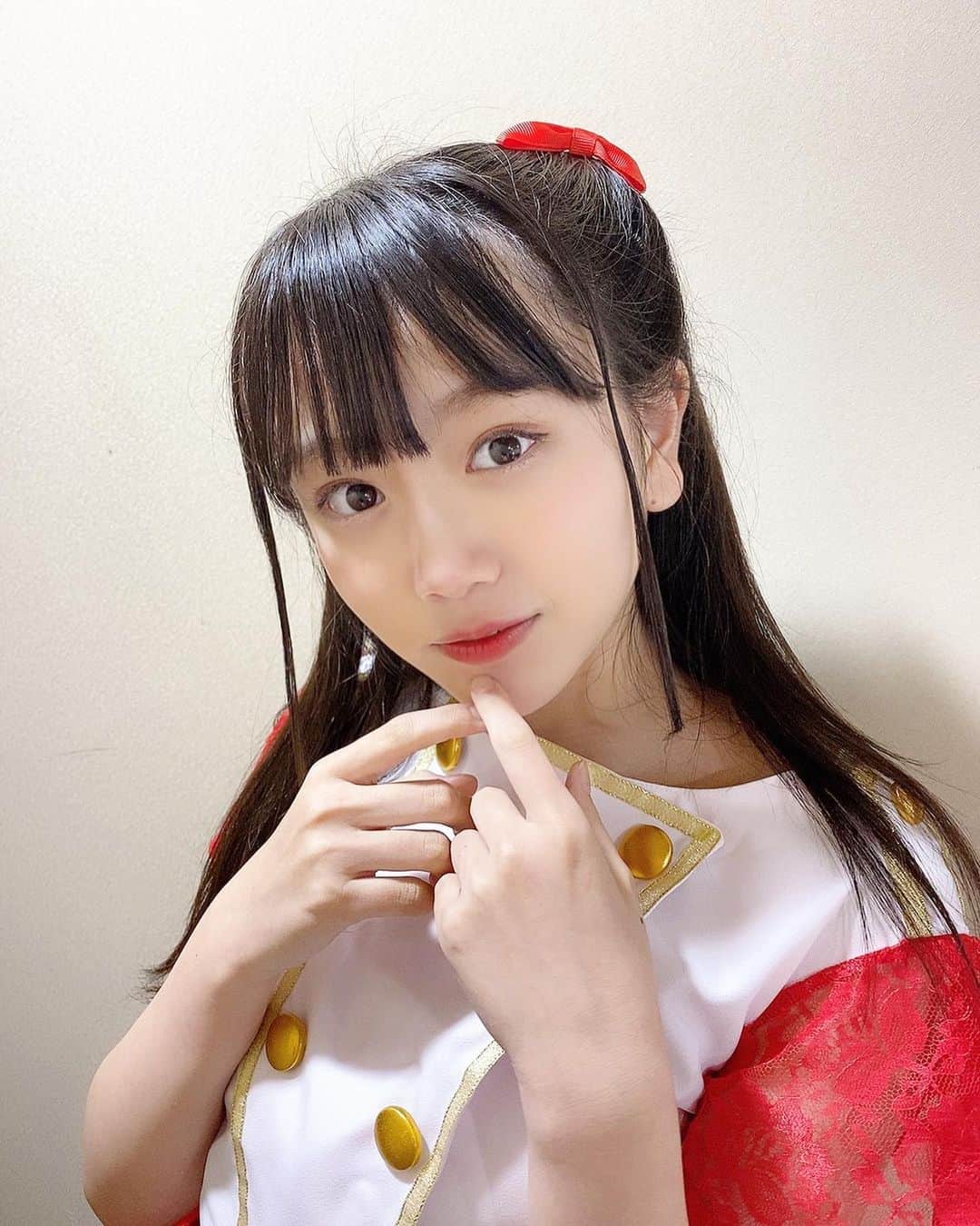 村田万葉のインスタグラム：「❤️ ・ 白色担当から赤色担当になりました🥺♡ ・ ・ これから赤色の衣装たくさん着れるの楽しみだな❕🍓 ・ ・ #アイドル #赤色担当 #dela #村田万葉 #リボン #カラーチェンジ」