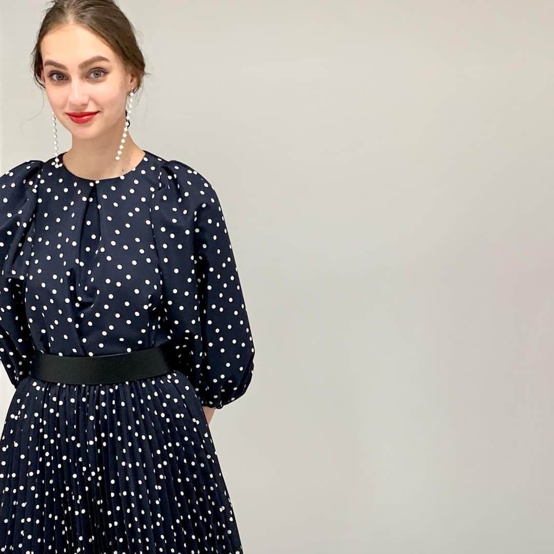 Tsuru by Mariko Oikawaのインスタグラム：「2/5（FRI）12:00〜発売！ 2021 ss collection.  Maya/NAVY DOTS ¥19,000+tax  Francesca/NAVY DOTS ¥47,000+tax  きちんとしたシーンにも、ブラウス単品でデニム合わせなど、、♪ コーディネートをたっぷり味わえるオススメのセットアップ◎  #tsuru #tsurubymarikooikawa #2021ss」