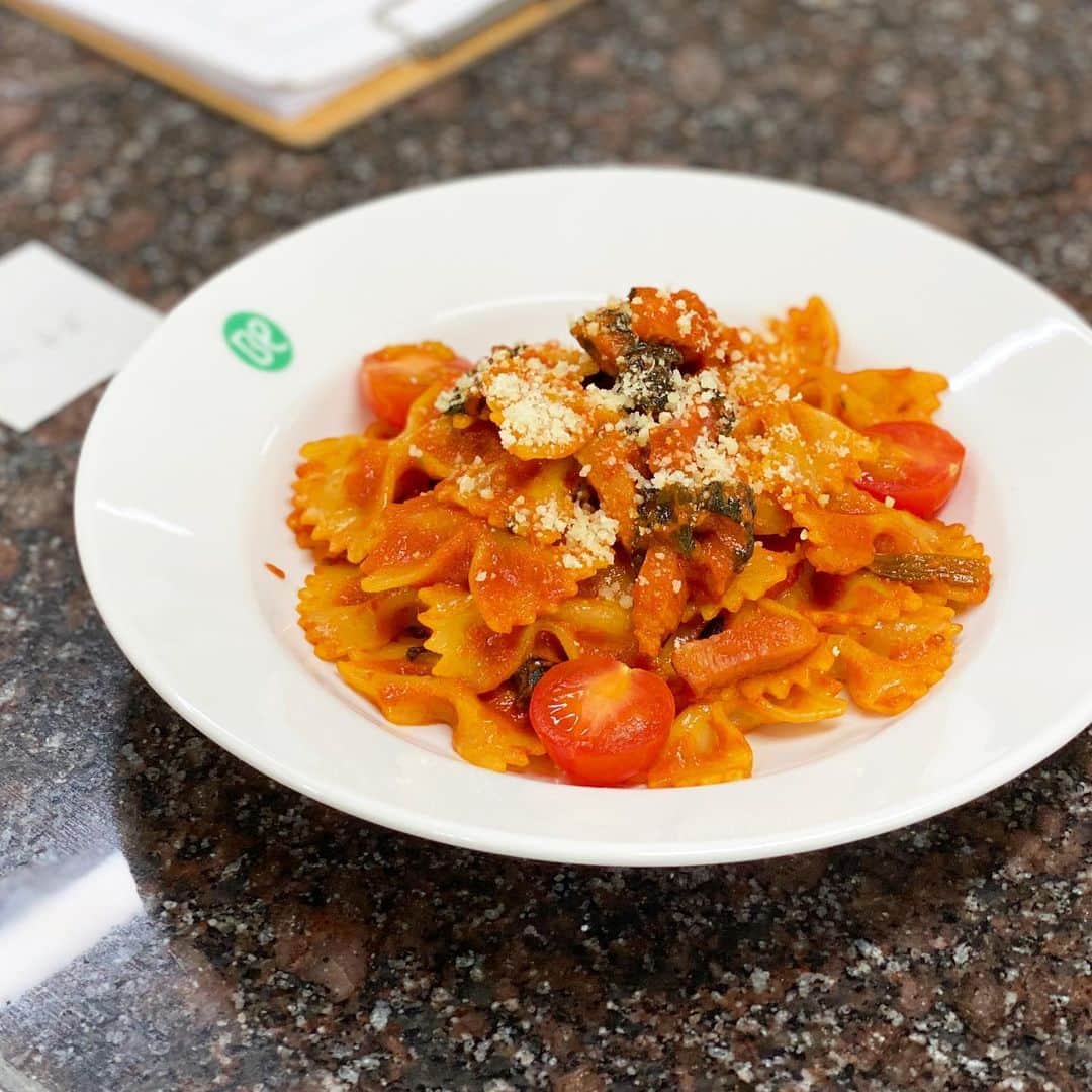 札幌ベルエポック製菓調理専門学校【公式】のインスタグラム：「カフェ科1年生  後期の実技試験に向けて練習。 課題は「オリジナルパスタ」🍝  1年間のフード実習の集大成として オリジナルレシピを考案し何度も試作。 菊地先生からアドバイスをいただきました‼️  来週の試験本番では、練習の成果を発揮して 最高のパスタが作れますように😌 がんばれ！1年生！💖  #おでかけ授業 #特別授業 #業界直結 #プロから学ぶ #本物 #学び #製菓  #調理  #カフェ  #製菓調理専門学校ベルエポック #衛生管理  #食材教育 #札幌ベルエポック製菓調理専門学校 #いろいろな体験と #たくさんの出逢い #可能性が広がる #ベルエポック」