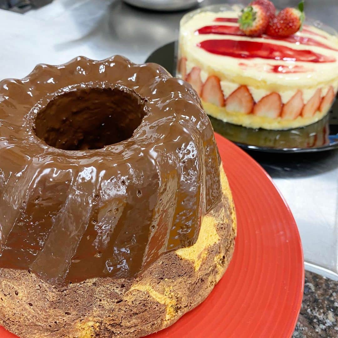 札幌ベルエポック製菓調理専門学校【公式】のインスタグラム：「製菓・製菓・製パン・ショコラ科2年生  内澤先生の授業‼️  🔸クグロフ 王冠のようなこの形が特徴的👑  🔸フレジエ フランス版ショートケーキ🍰 オープンキャンパスでも定番なので 作りたい人はホームページで日程をチェック🥰  2月に入り、卒業まであと1ヶ月、、 残り少ない授業、しっかり楽しみながら しっかり学んでたくさんのことを 吸収してくださいね✨  #おでかけ授業 #特別授業 #業界直結 #プロから学ぶ #本物 #学び #製菓  #調理  #カフェ  #製菓調理専門学校ベルエポック #衛生管理  #食材教育 #札幌ベルエポック製菓調理専門学校 #いろいろな体験と #たくさんの出逢い #可能性が広がる #ベルエポック」