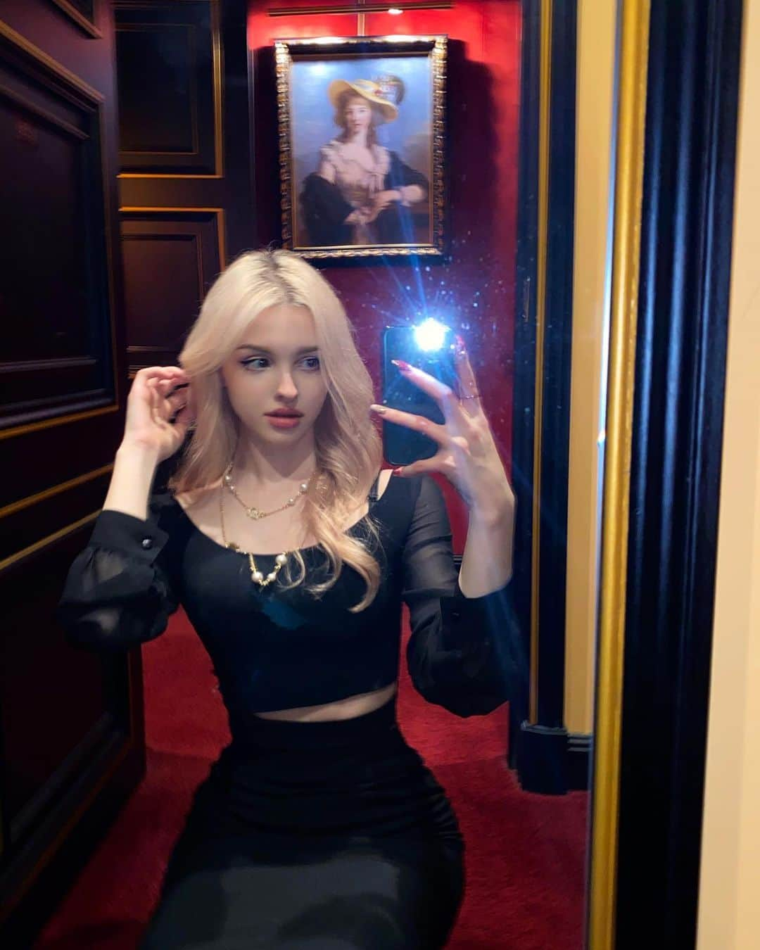 Elina 엘리나 (エリナ) さんのインスタグラム写真 - (Elina 엘리나 (エリナ) Instagram)「I love taking mirror selfie🤍 내 집도 이렇게 꾸며야징ㅎㅎ」2月1日 20時57分 - elina_4_22