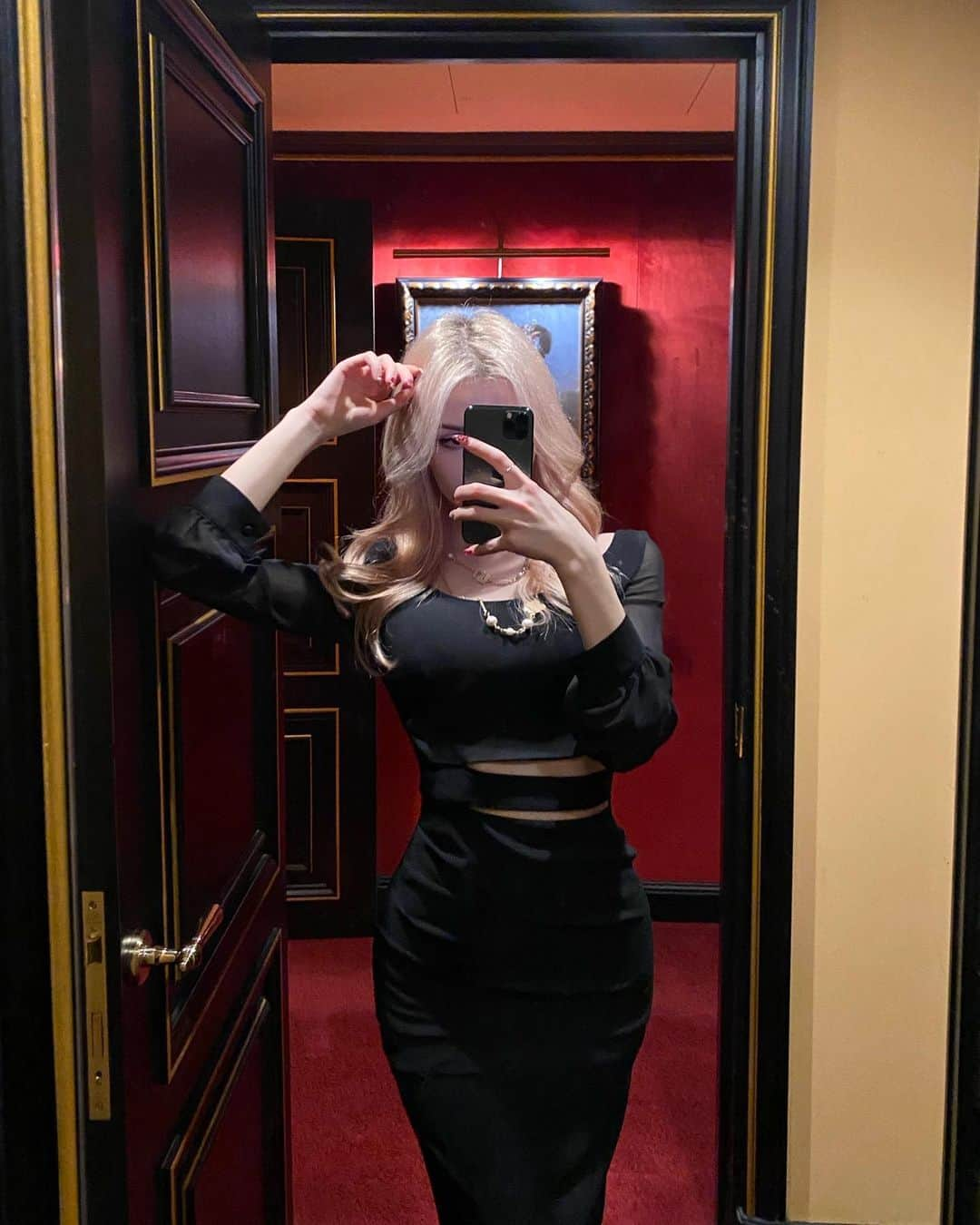 Elina 엘리나 (エリナ) さんのインスタグラム写真 - (Elina 엘리나 (エリナ) Instagram)「I love taking mirror selfie🤍 내 집도 이렇게 꾸며야징ㅎㅎ」2月1日 20時57分 - elina_4_22