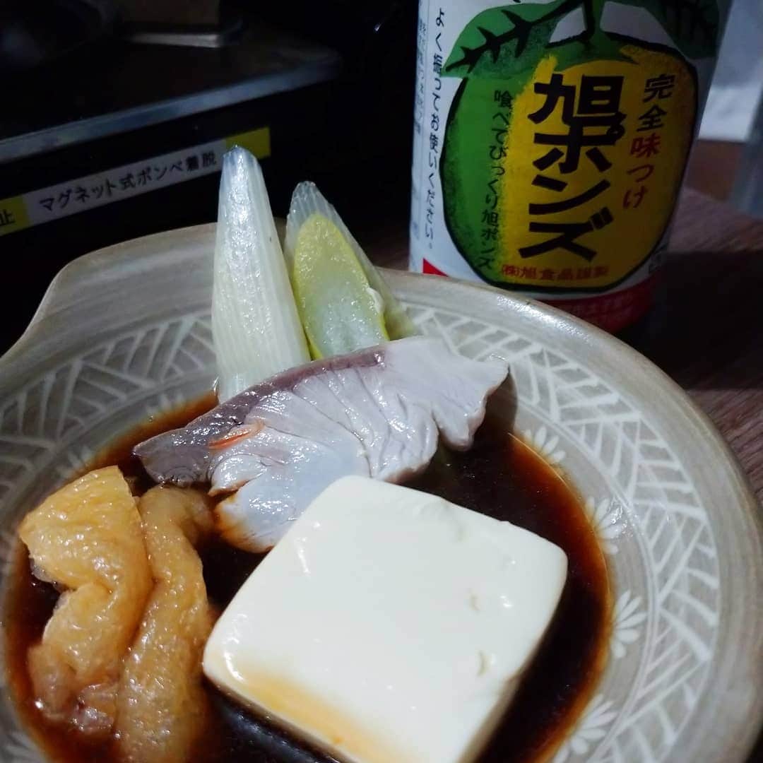 橋本和樹のインスタグラム：「本日のズボラ飯  昨日差し入れで頂いた旭ポンズで 湯豆腐鰤シャブ #ズボラ飯 #自炊飯 #ドケチ飯 #プロレスラーが作る飯 #酒飲みの味 #基本茶色 #旭ポンズ #ポン酢lover #ありがとう」