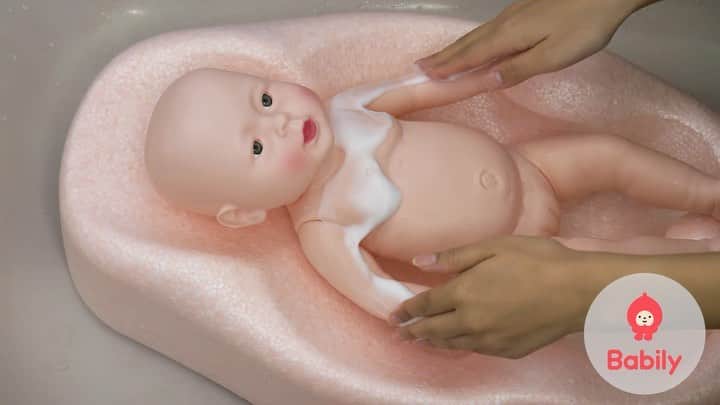 Babily[ベイビリー]-育児が楽しくなる動画サービスのインスタグラム：「.﻿ 【ベビーグッズ】﻿ 新生児から使える！ひんやりしない おふろマット﻿ ﻿ 赤ちゃんのお風呂タイムに活躍する便利な「おふろマット」の再投稿です🙌﻿ ﻿ これ一つでお風呂に入る前の準備から体洗いまで様々なシーンに使える「おふろマット」です✨﻿ ﻿ 赤ちゃんの体にピッタリな形状をしているので、赤ちゃんを寝かせながら、両手を使って体全体をしっかりと安全に洗うことができますよ♪﻿ ﻿ とっても軽い素材なのでママが片手でも扱いやすく、水切れも良いのでお手入れも楽でオススメです👍﻿ ﻿ 肌触りがほんのり温かい素材で出来ているので、「寒さ」が気になる冬の赤ちゃんのお風呂タイムにも便利🌟﻿ ﻿ ＜Point＞﻿ ※寒い季節にはおしり部分にお湯を張ればさらに温かく過ごせる♪﻿ ﻿ 【商品名】﻿ 「ひんやりしない おふろマットR」﻿ ﻿ 【メーカー】﻿ 「Richell」﻿ ﻿ 【価格】﻿  ¥3,300（税込価格）﻿ ﻿ 【URL】﻿ https://www.richell.co.jp/shop/baby/detail/20030﻿ ﻿ ————————————﻿ 子育てに関わるすべての人を笑顔に。﻿ 管理栄養士監修の離乳食レシピや、手作りグッズの作り方など育児ノウハウを配信しています。﻿ ————————————﻿ ﻿ #新米ママ #新米パパ #新米パパママ #男の子ママ #女の子ママ #育児 #育児グッズ #幼児グッズ #育児便利品 #ベビーグッズ #ベビーグッズ準備 #べビー用品 #育児ママ #育児パパ #子育て #赤ちゃん #Babily #babily #babilyjp #ベイビリー #子供のいる生活 #赤ちゃんのいる生活 #子供のいる暮らし #赤ちゃんのいる暮らし #便利グッズ  #赤ちゃんのお風呂 #ベビーバスグッズ #お風呂マット」