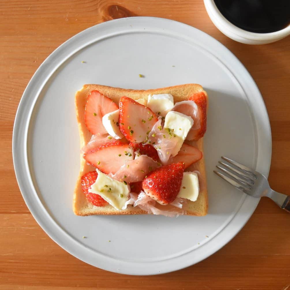 山崎佳のインスタグラム：「Today’s breakfast. いちごとカマンベールと生ハム。」