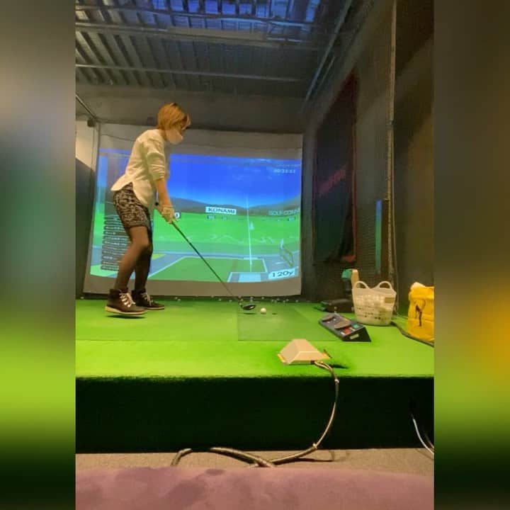 mimiのインスタグラム：「⛳️ステッキ(魔法)⛳️ 私の悩み ①振り遅れる ②右も左もミスする ③ヘッドが走らない ④ラウンド中にミスの原因が分からなくなる  前回投稿したアプローチ引っ掛けを解決した"くるん"！ 見てない方は"アプローチの癖"投稿見てね♬  それと同様に魔法のステッキを持ってると思って他のクラブでもやる事に🤣 (半分ふざけてました) もしラウンド中に自分が何でミスしてるか分かんなくなったら、 恥ずかしくないなら…使っても良い！とコーチに言われたので☆  羞恥心を捨てて本番も使ってみた 🤣笑笑 動画の右が池のフェアウェイめちゃ狭い所で 上手く打てて後半ほぼこれで回りました♬←そんなにやれとは言われてない。 羞恥心は最初から持ってなかったみたいです⛳️ ボロボロの前半より7打縮めるのに成功👌  ⚠️私の場合なので皆様に合う根拠は微塵もありません爆 一応ちゃんと理論はあるようです！  フィニッシュダサくない？？ 見た事なくない？  こんな人がゴルフコースにいたら私です💗 最後喜びすぎな件。  #ゴルフ女子 #ゴルフ男子 #ゴルフ練習  #ゴルフスイング #ゴルフ好きと繋がりたい  #ゴルフ好きな人と繋がりたい  #ゴルフ初心者  #ゴルフ大好き  #instagolf #golf #golfstagram  #golfswing」