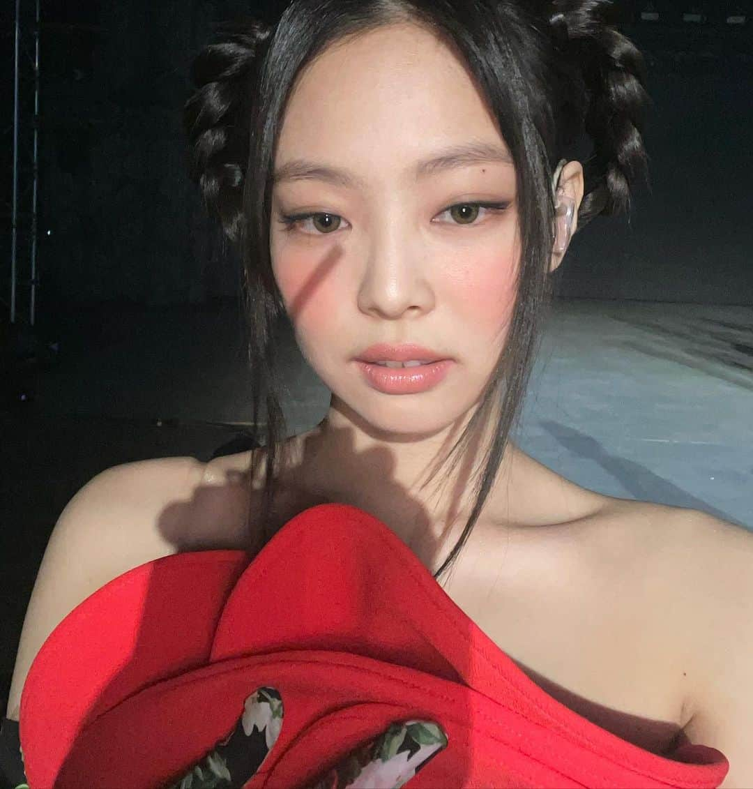 ジェニーさんのインスタグラム写真 - (ジェニーInstagram)「Solo🌹 So much fun preparing 2021 version of Solo ! Hope you all enjoyed it ❣️」2月1日 20時52分 - jennierubyjane