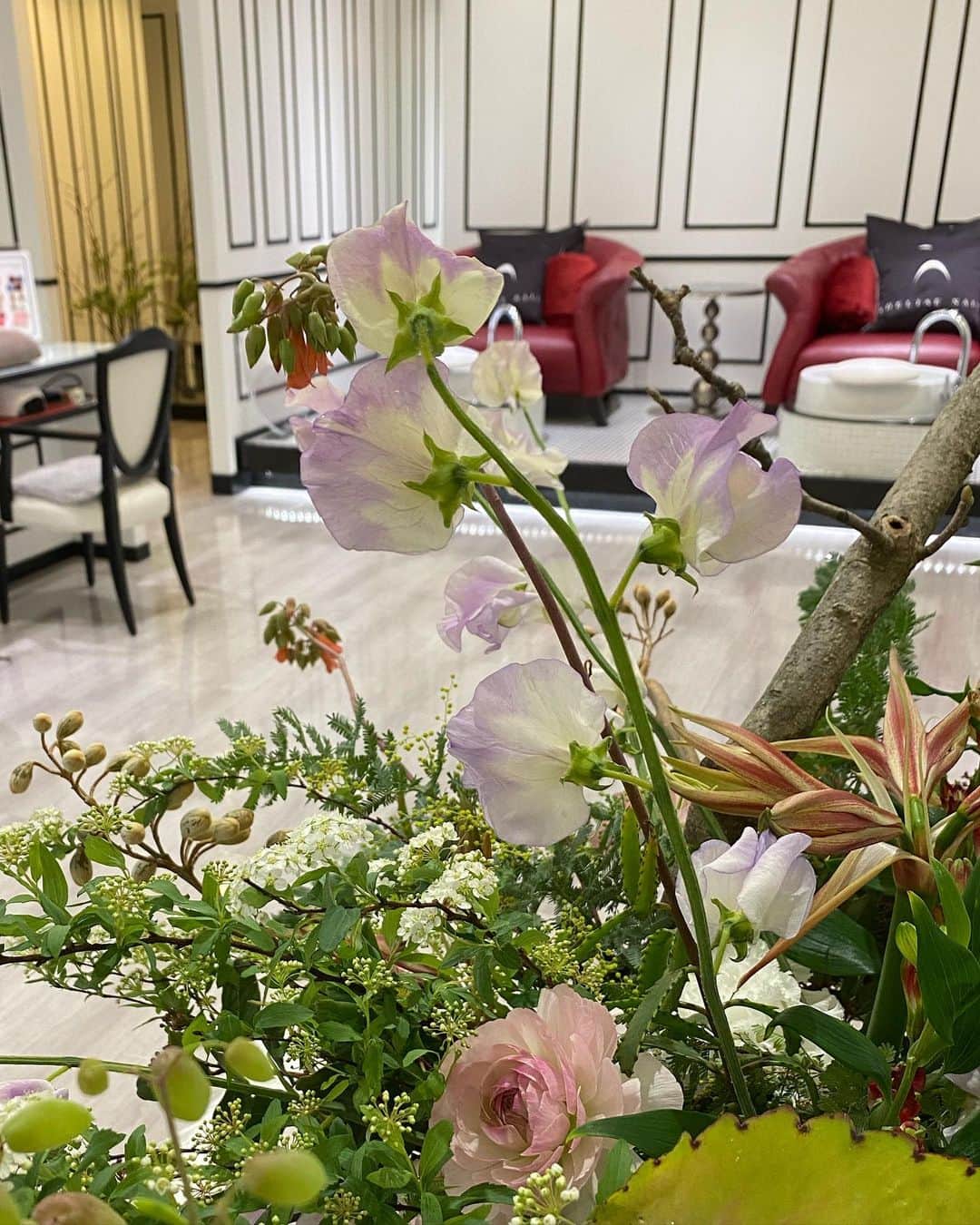 名古屋プレミアムネイルサロン アデリーネイルのインスタグラム：「サロンのお花達も春🌼🌼🌼  ワクワクする春　  安心安全のサロンにて是非ゆっくりとした癒しの時間をお過ごしくださいませ🌿  アデリーネイル ☎︎052-325-2533 名古屋市北区若葉通1-2レクサ若葉2階 1階無料駐車場となっております(6台有)#アデリーネイル#プレミアムネイルサロン #ネイル#ネイルサロン#名古屋#名古屋ネイルサロン#3Dネイルアート#nails#gelnails#nailart#スワロフスキークリスタル#アイラッシュサロン#サロンデザイン#フレンチネイル#ドット#桜#桜ネイル#네일#무광네일#살롱」