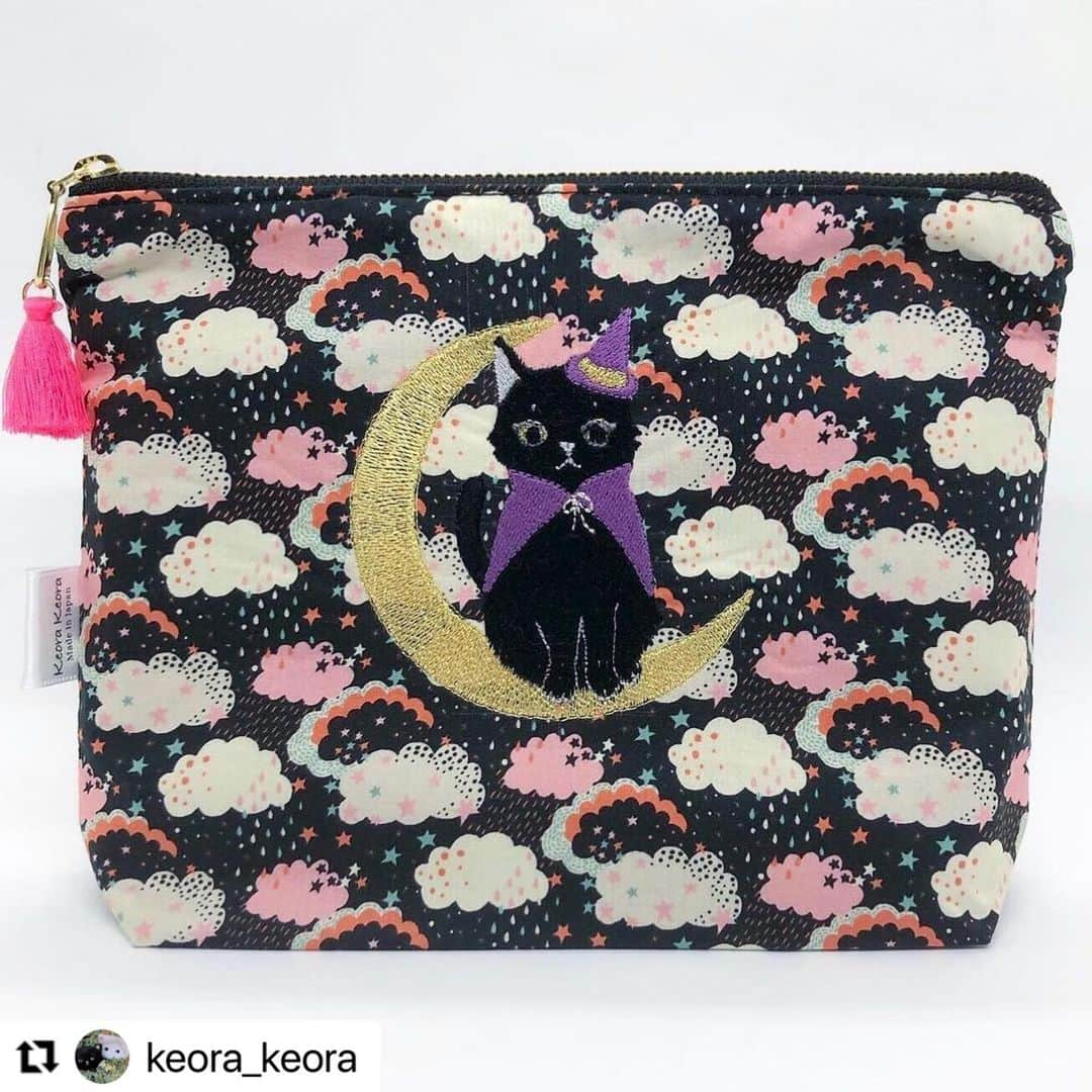 ねこさんのインスタグラム写真 - (ねこInstagram)「わぁ❤️✨ 黒猫×ハロウィンかわゆい〜🎃✨ 有隣堂アトレ恵比寿店にてget出来るって💕気になるっ❣️❣️ #Repost @keora_keora with @make_repost ・・・ KEORA KEORA ✖️ LIBERTY FABRIC COLLECTION にゃーにゃーにゃー😽2月はネコ月間🐈‍⬛🐈‍⬛🐈‍⬛ネコのリバティポーチなど、たくさん準備しています❤️ 黒猫の魔法使い🪄🐈‍⬛🧙🏻‍♀️暗い空では黒猫が見ていても、見つかりにくそうですね🌙  第一弾として有隣堂アトレ恵比寿店で2/5-25ネコアイテムを展開いたします🐱❣️ リバティアイテムやふわもこで華やかな売り場になりそうです💐✨  また西武池袋本店にて2/3-9期間限定ショップをOPENします🦉✨(こちらはネコ以外も展開いたします🐱🐶🐤)  NeWoman新宿エキナカは2/7までの開催です！通られましたら、ぜひお立ち寄りください👐🏻  SPUR.JPぬいぐるみ占い掲載のぬいぐるみは3月お送りのご予約受け付けております🧸💕  寒いですが、冬もコロナも乗り切りたいですね！ネコ月間で元気チャージしていただけたら✨  #黒猫部 #黒猫好き #黒猫好きと繋がりたい #黒猫だってインスタ映え #リバティ #リバティハンドメイド #リバティプリント #リバティポーチ #libertyfabric #libertyprint」2月1日 20時54分 - neko_magazine