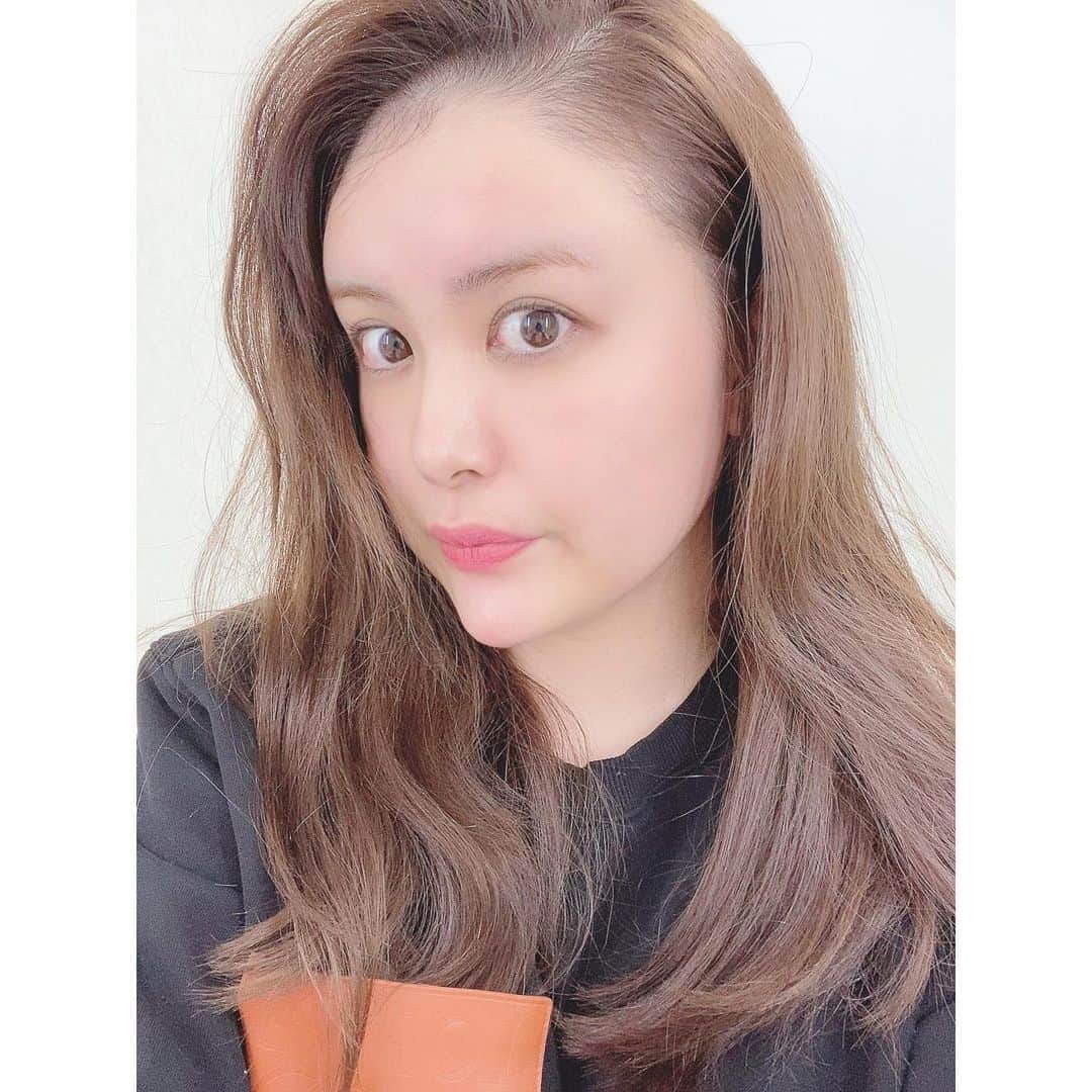 のインスタグラム：「. . 🐏すっぴん失礼します〜　 (おでこハゲてないから😠 . 以前行ったソニックフィットが とても良かったので、 再度行ってきた〜🐏🤍 . 今回も、どこを重点的にしたいか 伝えて (先にどこが気になるか聞いてくれます☺️) . リリーオン渋谷明治通り店さん 行ってきました🕊🤍 . ソニックフィットは 施術直後も顎がシュッとして、 頬の位置が鏡見て分かるほど！！ でも3週間後、1番効果がでるみたいです✌🏻 楽しみ🥴 . . . #ハイフ #美容医療 #ソニックフィット #ハイフエステ #リリーオン #小顔 #リフトアップ #渋谷明治通り  #医療痩身 #アンチエイジング  #レーザートーニング #エステ #お気に入りコスメ #コスメ大好き #メイク好き #デパコス #コスメ紹介 #今日のメイク  #今日のコスメ #プチプラコスメ #メイク好きさんと繋がりたい #コスメ好きさんと繋がりたい #おすすめコスメ #コスメ購入品 #コスメ好き #メイク好き #スキンケア #ボディソープ #ボディクリーム #ボディケア」