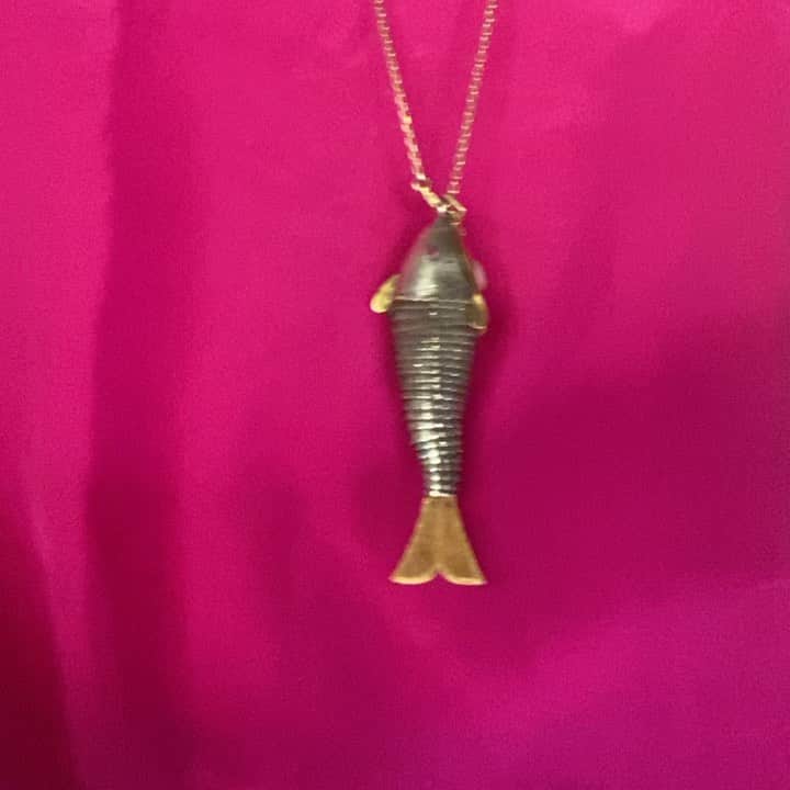 ベックスロックスのインスタグラム：「This beautiful pendant is handmade in Myanmar.   I am wearing it today for hope and in solidarity to the Burmese people as I #prayformyanmar 💔🙏 The heart breaking news happening to the country is devastating as the military take power, detain the country’s civilian leader #aungsansuukyi and declare a one year state of emergency.(See stories). The world must know what’s happening.   “The vote of the people must be respected” 🙏  . . #besafe  #helpmyanmar  #hopeforthefuture  #hopefordemocracy」