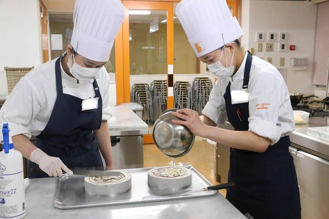 神戸製菓専門学校（公式）さんのインスタグラム写真 - (神戸製菓専門学校（公式）Instagram)「🌈お菓子専科(夜1年制)🌈 神戸製菓のお菓子専科は、関西唯一の夜間1年制🌙  #シャテニエ という栗のムースを #1人1台 作りました🌰   #パティシエ専攻 で修得したクリームの絞り技術を活かして、同じ種類のケーキでも、人によって全然違った作品が完成しました👏   #夜間実習見学会 に参加するチャンスも今年度は2月まで！  「#働きながら 」「#Wスクール 」など、ライフスタイルに合わせて通う学生たちの姿をぜひ見に来てください😊  2021年4月入学を検討されている方はお早めに⭐️  #神戸製菓　#神戸製菓専門学校　#お菓子専科　#パティシエ　#製菓　#製菓専門学校　#お菓子　#お菓子作り　#夜間部　#お菓子作り好きな人と繋がりたい #パティシエカメラ部　#神戸　#三宮　#三ノ宮　#pattistagram2021」2月1日 21時07分 - kobeseika_info