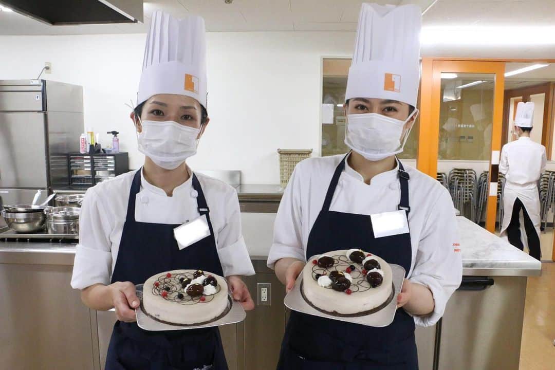 神戸製菓専門学校（公式）さんのインスタグラム写真 - (神戸製菓専門学校（公式）Instagram)「🌈お菓子専科(夜1年制)🌈 神戸製菓のお菓子専科は、関西唯一の夜間1年制🌙  #シャテニエ という栗のムースを #1人1台 作りました🌰   #パティシエ専攻 で修得したクリームの絞り技術を活かして、同じ種類のケーキでも、人によって全然違った作品が完成しました👏   #夜間実習見学会 に参加するチャンスも今年度は2月まで！  「#働きながら 」「#Wスクール 」など、ライフスタイルに合わせて通う学生たちの姿をぜひ見に来てください😊  2021年4月入学を検討されている方はお早めに⭐️  #神戸製菓　#神戸製菓専門学校　#お菓子専科　#パティシエ　#製菓　#製菓専門学校　#お菓子　#お菓子作り　#夜間部　#お菓子作り好きな人と繋がりたい #パティシエカメラ部　#神戸　#三宮　#三ノ宮　#pattistagram2021」2月1日 21時07分 - kobeseika_info