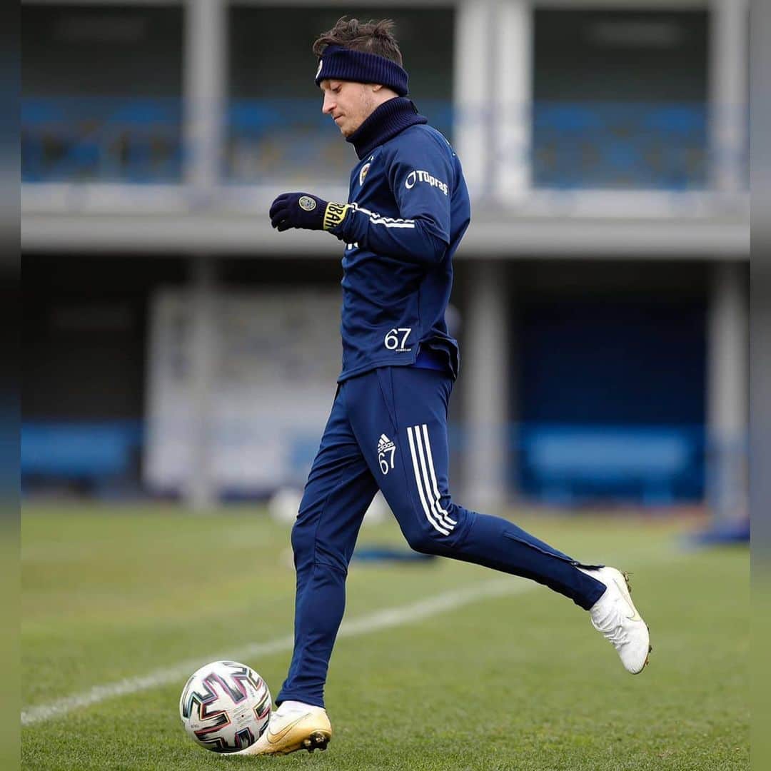 メスト・エジルのインスタグラム：「Hazırlıklar devam ediyor... Getting in shape... 😉⏳⚽🟡🔵 @fenerbahce」