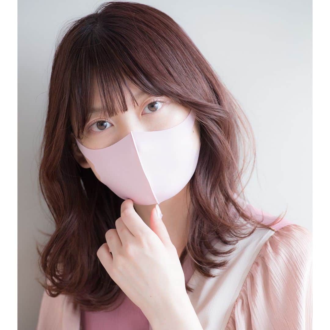 のインスタグラム：「「ILLUMINA style -春の光色-」鮮やかなピンクカラーのボンブロッサムには、淡いピンクのマスクを合わせて上品な雰囲気に❀  #春の光色 #ボンブロッサム #さあサロンに行こう #人生に色をつけよう #ウエラ #ウエラプロフェッショナル #ウエラ愛 #ウエラファミリー #ウエラヘア #ウエラ教育 #ヘアスタイリング #ヘアケア #ヘアカラー #イルミナカラー #イルミナ #コレストン #コレストンパーフェクト #コレストンパーフェクトプラス #カラーモーション #4ウィークプログラム #つづく発色 #美容師 #トレンドビジョン #TRENDVISION #SYSTEM」